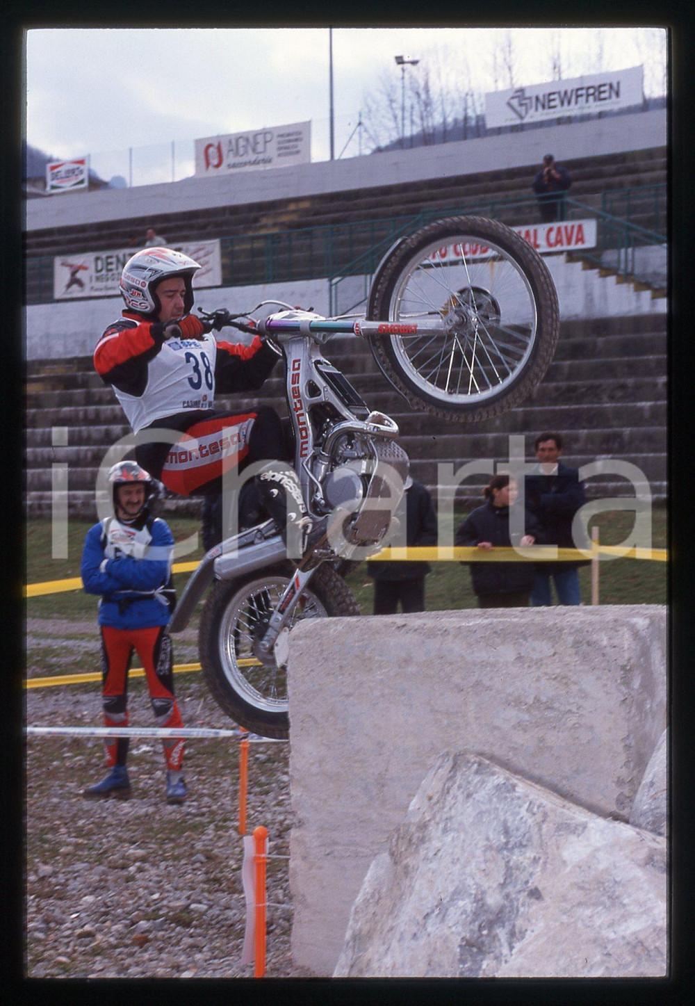 Campionato italiano TRIAL - CAVA DE' TIRRENI 2000 35 mm vintage slide 26 Diapositiva d'epoca, in formato 35 mm.CONDIZIONI: GOODE' severamente vietata la riproduzione. Tutti i diritti sono riservati.Nella diapositiva ICharta mette in vendita, sul negozio eBay e in esclusiva sul sito "icharta" il proprio archivio composto da numerose diapositive e negativi fotografici d'epoca, tutti originali e autentici, che attraversano la storia del costume italiano tra gli la fine degli anni Sessanta e Novanta.Si tratta di uno sguardo inedito sull'attualit&agrave;, la politica, la vita quotidiana, il gossip e la cultura, che fotografa il cambiamento della nazione in quest'ultimo scorcio del XX secolo. Un'occasione unica per il mercato del collezionismo, che vede finalmente disponibile un archivio eccezionale per vastit&agrave;, tematiche e condizioni, in un settore (il negativo fotografico e la diapositiva) di assoluta novit&agrave; e dalle interessanti prospettive di investimento.  GOOD/buono   originale e autentica 1