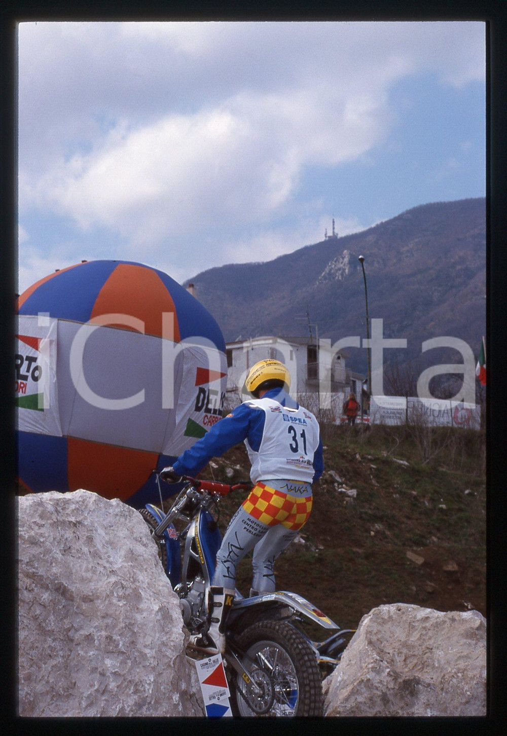 Campionato italiano TRIAL - CAVA DE' TIRRENI 2000 35 mm vintage slide 27 Diapositiva d'epoca, in formato 35 mm.CONDIZIONI: GOODE' severamente vietata la riproduzione. Tutti i diritti sono riservati.Nella diapositiva ICharta mette in vendita, sul negozio eBay e in esclusiva sul sito "icharta" il proprio archivio composto da numerose diapositive e negativi fotografici d'epoca, tutti originali e autentici, che attraversano la storia del costume italiano tra gli la fine degli anni Sessanta e Novanta.Si tratta di uno sguardo inedito sull'attualit&agrave;, la politica, la vita quotidiana, il gossip e la cultura, che fotografa il cambiamento della nazione in quest'ultimo scorcio del XX secolo. Un'occasione unica per il mercato del collezionismo, che vede finalmente disponibile un archivio eccezionale per vastit&agrave;, tematiche e condizioni, in un settore (il negativo fotografico e la diapositiva) di assoluta novit&agrave; e dalle interessanti prospettive di investimento.  GOOD/buono   originale e autentica 1