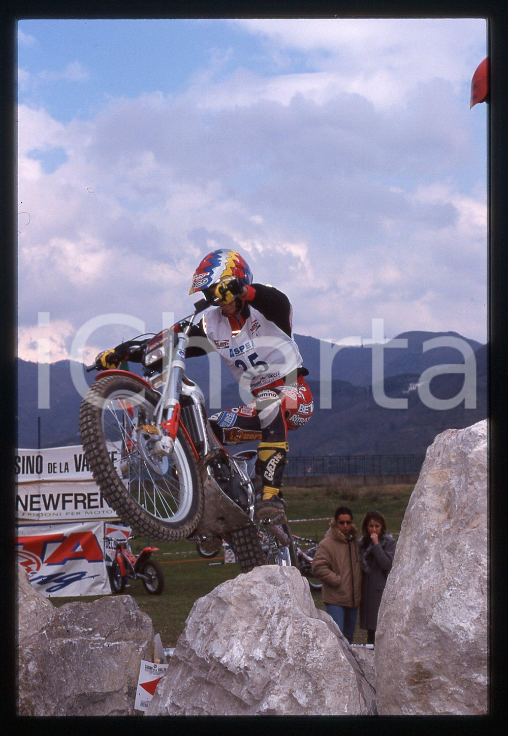 Campionato italiano TRIAL - CAVA DE' TIRRENI 2000 35 mm vintage slide 29 Diapositiva d'epoca, in formato 35 mm.CONDIZIONI: GOODE' severamente vietata la riproduzione. Tutti i diritti sono riservati.Nella diapositiva ICharta mette in vendita, sul negozio eBay e in esclusiva sul sito "icharta" il proprio archivio composto da numerose diapositive e negativi fotografici d'epoca, tutti originali e autentici, che attraversano la storia del costume italiano tra gli la fine degli anni Sessanta e Novanta.Si tratta di uno sguardo inedito sull'attualit&agrave;, la politica, la vita quotidiana, il gossip e la cultura, che fotografa il cambiamento della nazione in quest'ultimo scorcio del XX secolo. Un'occasione unica per il mercato del collezionismo, che vede finalmente disponibile un archivio eccezionale per vastit&agrave;, tematiche e condizioni, in un settore (il negativo fotografico e la diapositiva) di assoluta novit&agrave; e dalle interessanti prospettive di investimento.  GOOD/buono   originale e autentica 1