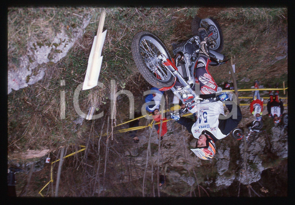 Campionato italiano TRIAL - CAVA DE' TIRRENI 2000 35 mm vintage slide 30 Diapositiva d'epoca, in formato 35 mm.CONDIZIONI: GOODE' severamente vietata la riproduzione. Tutti i diritti sono riservati.Nella diapositiva ICharta mette in vendita, sul negozio eBay e in esclusiva sul sito "icharta" il proprio archivio composto da numerose diapositive e negativi fotografici d'epoca, tutti originali e autentici, che attraversano la storia del costume italiano tra gli la fine degli anni Sessanta e Novanta.Si tratta di uno sguardo inedito sull'attualit&agrave;, la politica, la vita quotidiana, il gossip e la cultura, che fotografa il cambiamento della nazione in quest'ultimo scorcio del XX secolo. Un'occasione unica per il mercato del collezionismo, che vede finalmente disponibile un archivio eccezionale per vastit&agrave;, tematiche e condizioni, in un settore (il negativo fotografico e la diapositiva) di assoluta novit&agrave; e dalle interessanti prospettive di investimento.  GOOD/buono   originale e autentica 1