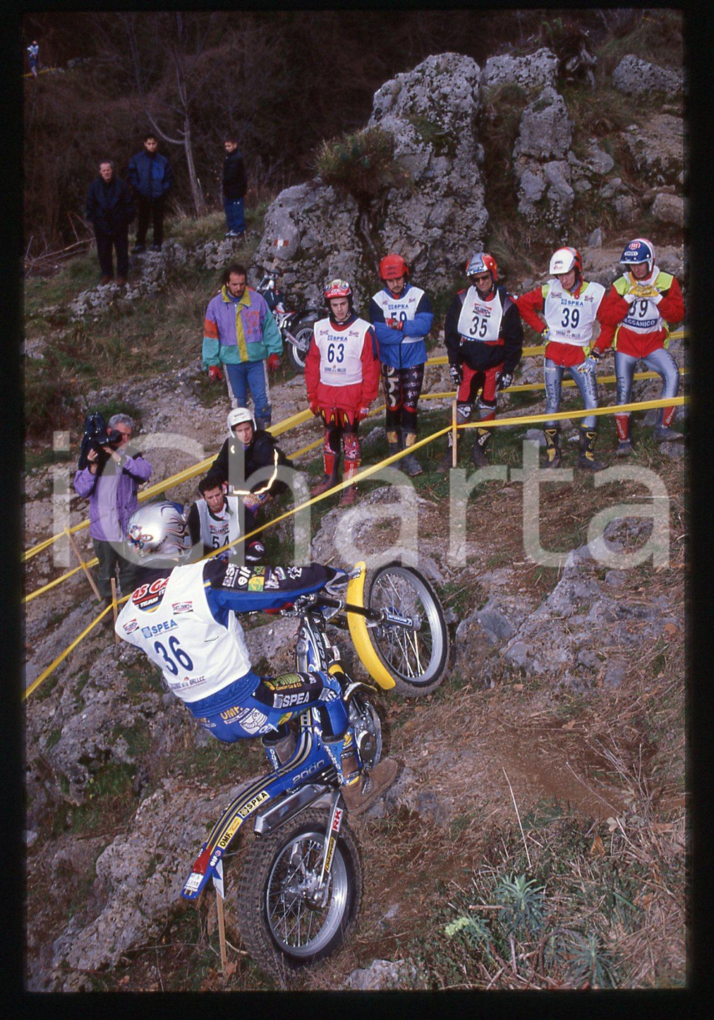 Campionato italiano TRIAL - CAVA DE' TIRRENI 2000 35 mm vintage slide 31 Diapositiva d'epoca, in formato 35 mm.CONDIZIONI: GOODE' severamente vietata la riproduzione. Tutti i diritti sono riservati.Nella diapositiva ICharta mette in vendita, sul negozio eBay e in esclusiva sul sito "icharta" il proprio archivio composto da numerose diapositive e negativi fotografici d'epoca, tutti originali e autentici, che attraversano la storia del costume italiano tra gli la fine degli anni Sessanta e Novanta.Si tratta di uno sguardo inedito sull'attualit&agrave;, la politica, la vita quotidiana, il gossip e la cultura, che fotografa il cambiamento della nazione in quest'ultimo scorcio del XX secolo. Un'occasione unica per il mercato del collezionismo, che vede finalmente disponibile un archivio eccezionale per vastit&agrave;, tematiche e condizioni, in un settore (il negativo fotografico e la diapositiva) di assoluta novit&agrave; e dalle interessanti prospettive di investimento.  GOOD/buono   originale e autentica 1