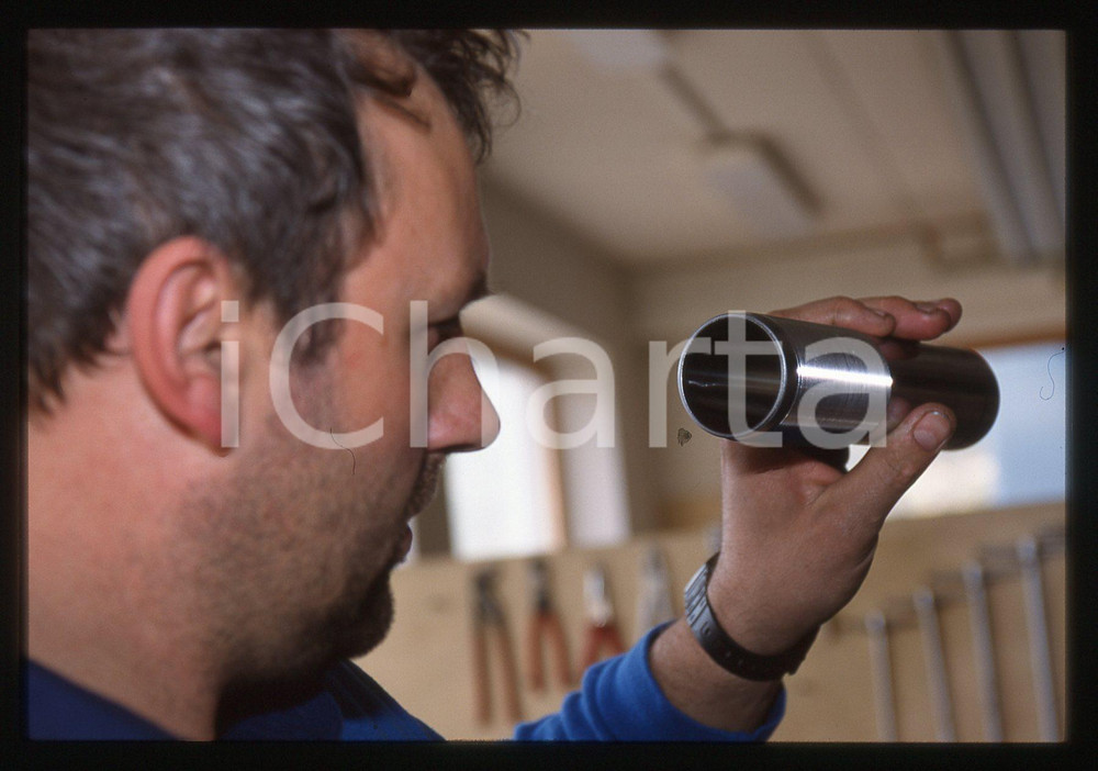 Robert SÖLVA Racing SUSPENSIONS SELVA VAL GARDENA 2000 ca 35 mm vintage slide Diapositiva d'epoca, in formato 35 mm.CONDIZIONI: GOODE' severamente vietata la riproduzione. Tutti i diritti sono riservati.Nella diapositiva ICharta mette in vendita, sul negozio eBay e in esclusiva sul sito "icharta" il proprio archivio composto da numerose diapositive e negativi fotografici d'epoca, tutti originali e autentici, che attraversano la storia del costume italiano tra gli la fine degli anni Sessanta e Novanta.Si tratta di uno sguardo inedito sull'attualit&agrave;, la politica, la vita quotidiana, il gossip e la cultura, che fotografa il cambiamento della nazione in quest'ultimo scorcio del XX secolo. Un'occasione unica per il mercato del collezionismo, che vede finalmente disponibile un archivio eccezionale per vastit&agrave;, tematiche e condizioni, in un settore (il negativo fotografico e la diapositiva) di assoluta novit&agrave; e dalle interessanti prospettive di investimento.  GOOD/buono   originale e autentica 1