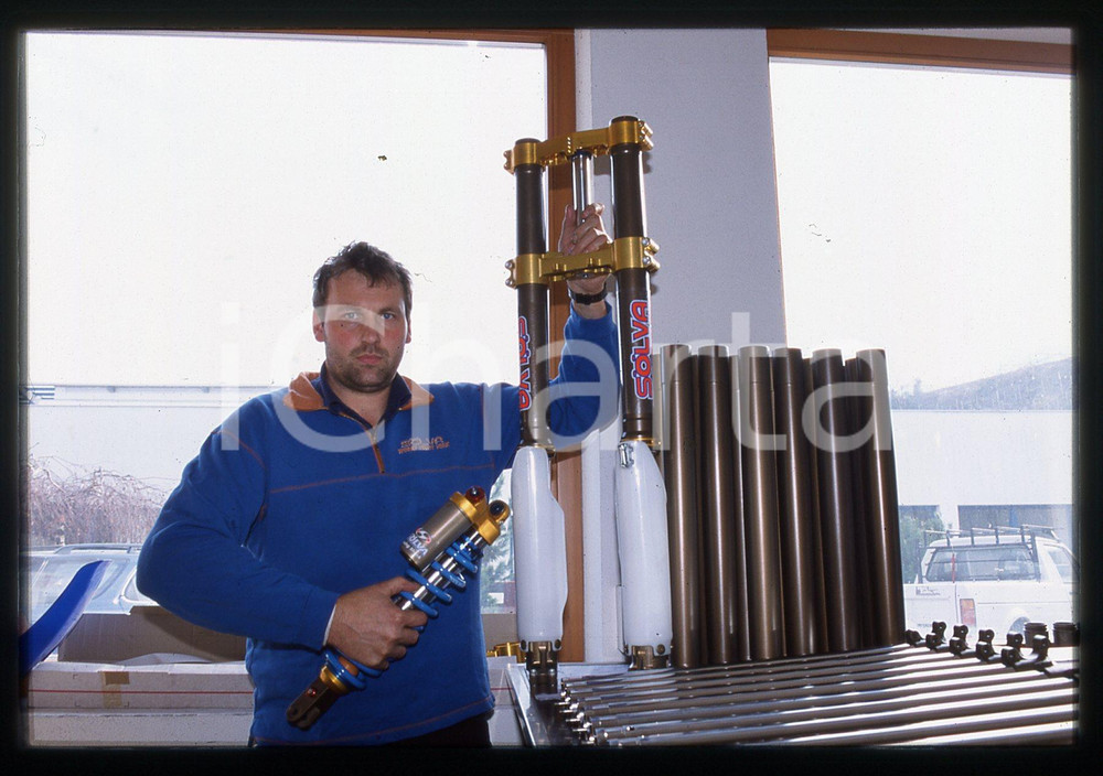 Robert SÖLVA Racing SUSPENSIONS SELVA VAL GARDENA 2000 ca 35 mm vintage slide 11 Diapositiva d'epoca, in formato 35 mm.CONDIZIONI: GOODE' severamente vietata la riproduzione. Tutti i diritti sono riservati.Nella diapositiva ICharta mette in vendita, sul negozio eBay e in esclusiva sul sito "icharta" il proprio archivio composto da numerose diapositive e negativi fotografici d'epoca, tutti originali e autentici, che attraversano la storia del costume italiano tra gli la fine degli anni Sessanta e Novanta.Si tratta di uno sguardo inedito sull'attualit&agrave;, la politica, la vita quotidiana, il gossip e la cultura, che fotografa il cambiamento della nazione in quest'ultimo scorcio del XX secolo. Un'occasione unica per il mercato del collezionismo, che vede finalmente disponibile un archivio eccezionale per vastit&agrave;, tematiche e condizioni, in un settore (il negativo fotografico e la diapositiva) di assoluta novit&agrave; e dalle interessanti prospettive di investimento.  GOOD/buono   originale e autentica 1