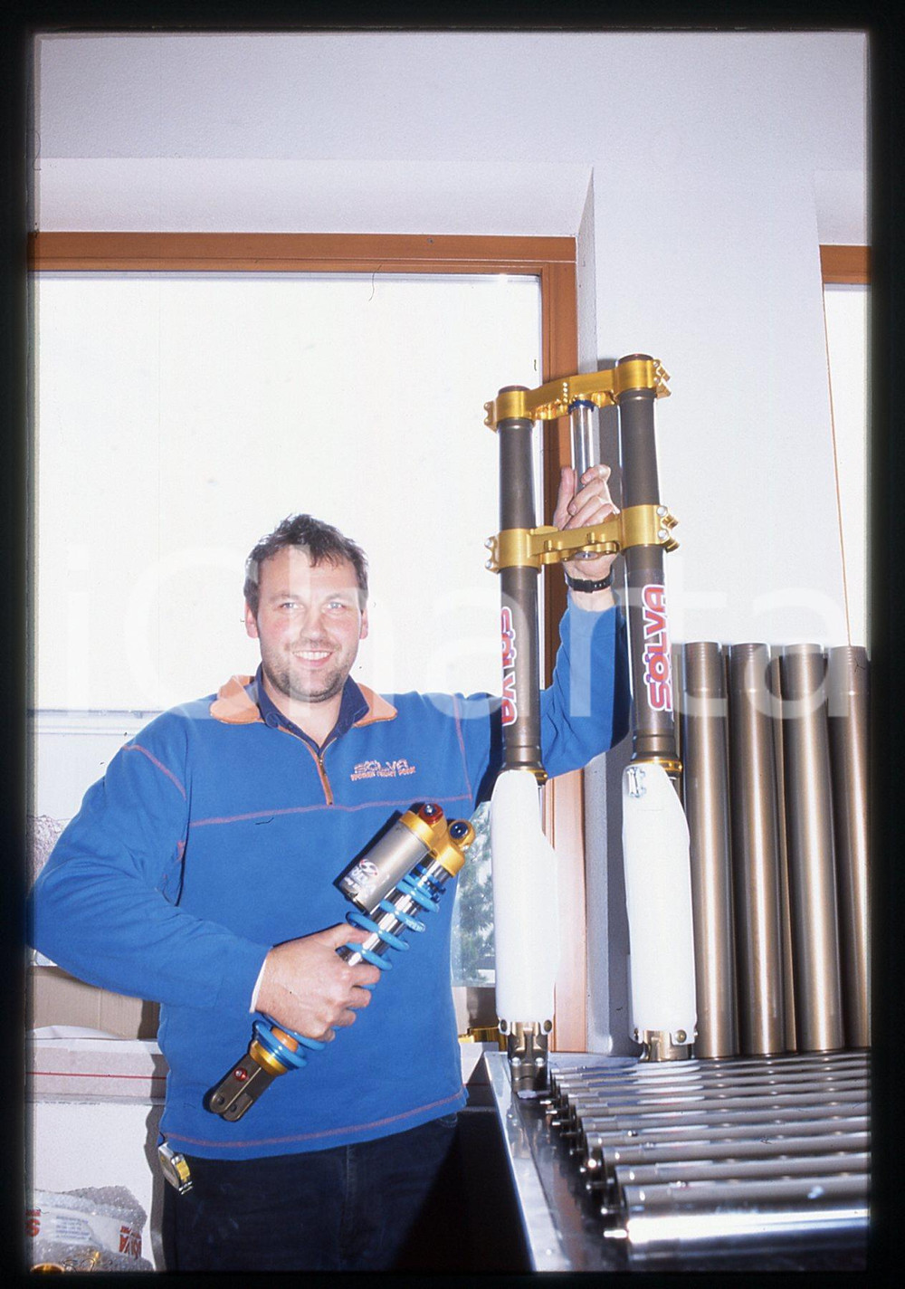 Robert SÖLVA Racing SUSPENSIONS SELVA VAL GARDENA 2000 ca 35 mm vintage slide 14 Diapositiva d'epoca, in formato 35 mm.CONDIZIONI: GOODE' severamente vietata la riproduzione. Tutti i diritti sono riservati.Nella diapositiva ICharta mette in vendita, sul negozio eBay e in esclusiva sul sito "icharta" il proprio archivio composto da numerose diapositive e negativi fotografici d'epoca, tutti originali e autentici, che attraversano la storia del costume italiano tra gli la fine degli anni Sessanta e Novanta.Si tratta di uno sguardo inedito sull'attualit&agrave;, la politica, la vita quotidiana, il gossip e la cultura, che fotografa il cambiamento della nazione in quest'ultimo scorcio del XX secolo. Un'occasione unica per il mercato del collezionismo, che vede finalmente disponibile un archivio eccezionale per vastit&agrave;, tematiche e condizioni, in un settore (il negativo fotografico e la diapositiva) di assoluta novit&agrave; e dalle interessanti prospettive di investimento.  GOOD/buono   originale e autentica 1