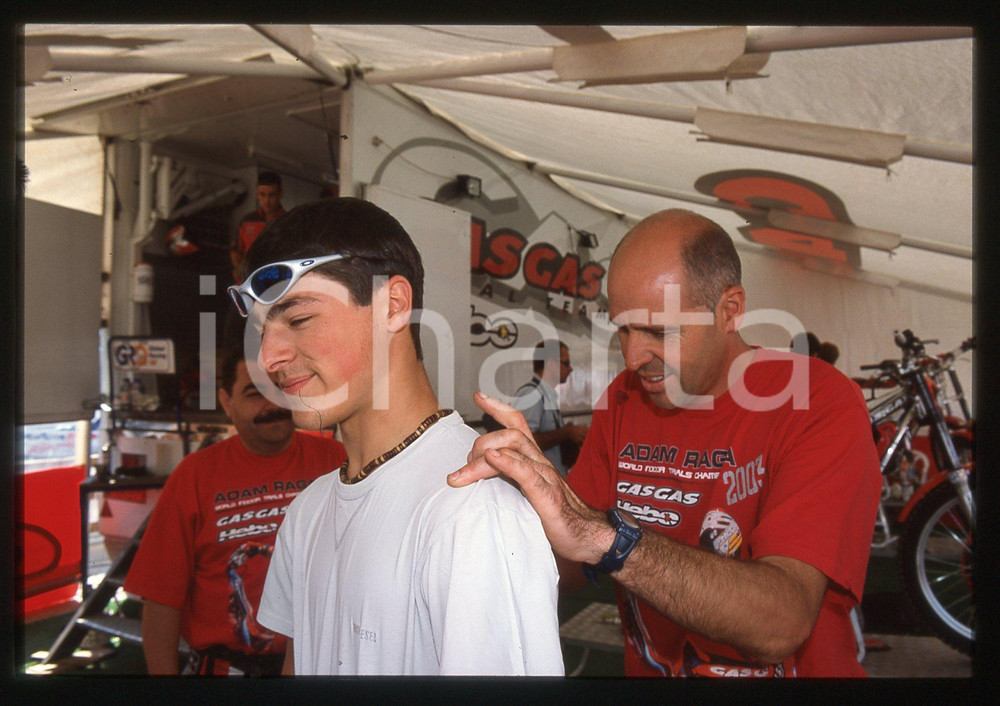 World TRIAL Championship 2003 - SESTRIERE 2003 35 mm vintage slide 2 Diapositiva d'epoca, in formato 35 mm.CONDIZIONI: GOODE' severamente vietata la riproduzione. Tutti i diritti sono riservati.Nella diapositiva ICharta mette in vendita, sul negozio eBay e in esclusiva sul sito "icharta" il proprio archivio composto da numerose diapositive e negativi fotografici d'epoca, tutti originali e autentici, che attraversano la storia del costume italiano tra gli la fine degli anni Sessanta e Novanta.Si tratta di uno sguardo inedito sull'attualit&agrave;, la politica, la vita quotidiana, il gossip e la cultura, che fotografa il cambiamento della nazione in quest'ultimo scorcio del XX secolo. Un'occasione unica per il mercato del collezionismo, che vede finalmente disponibile un archivio eccezionale per vastit&agrave;, tematiche e condizioni, in un settore (il negativo fotografico e la diapositiva) di assoluta novit&agrave; e dalle interessanti prospettive di investimento.  GOOD/buono   originale e autentica 1