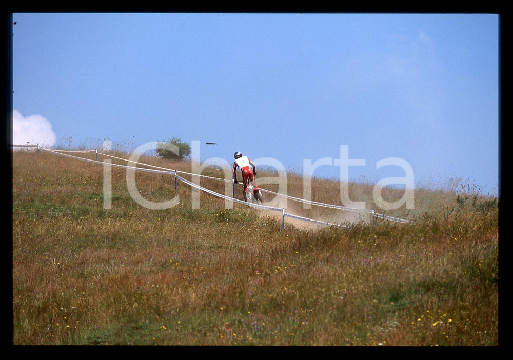 World TRIAL Championship 2003 - SESTRIERE 2003 35 mm vintage slide 12 Diapositiva d'epoca, in formato 35 mm.CONDIZIONI: GOODE' severamente vietata la riproduzione. Tutti i diritti sono riservati.Nella diapositiva ICharta mette in vendita, sul negozio eBay e in esclusiva sul sito "icharta" il proprio archivio composto da numerose diapositive e negativi fotografici d'epoca, tutti originali e autentici, che attraversano la storia del costume italiano tra gli la fine degli anni Sessanta e Novanta.Si tratta di uno sguardo inedito sull'attualit&agrave;, la politica, la vita quotidiana, il gossip e la cultura, che fotografa il cambiamento della nazione in quest'ultimo scorcio del XX secolo. Un'occasione unica per il mercato del collezionismo, che vede finalmente disponibile un archivio eccezionale per vastit&agrave;, tematiche e condizioni, in un settore (il negativo fotografico e la diapositiva) di assoluta novit&agrave; e dalle interessanti prospettive di investimento.  GOOD/buono   originale e autentica 1