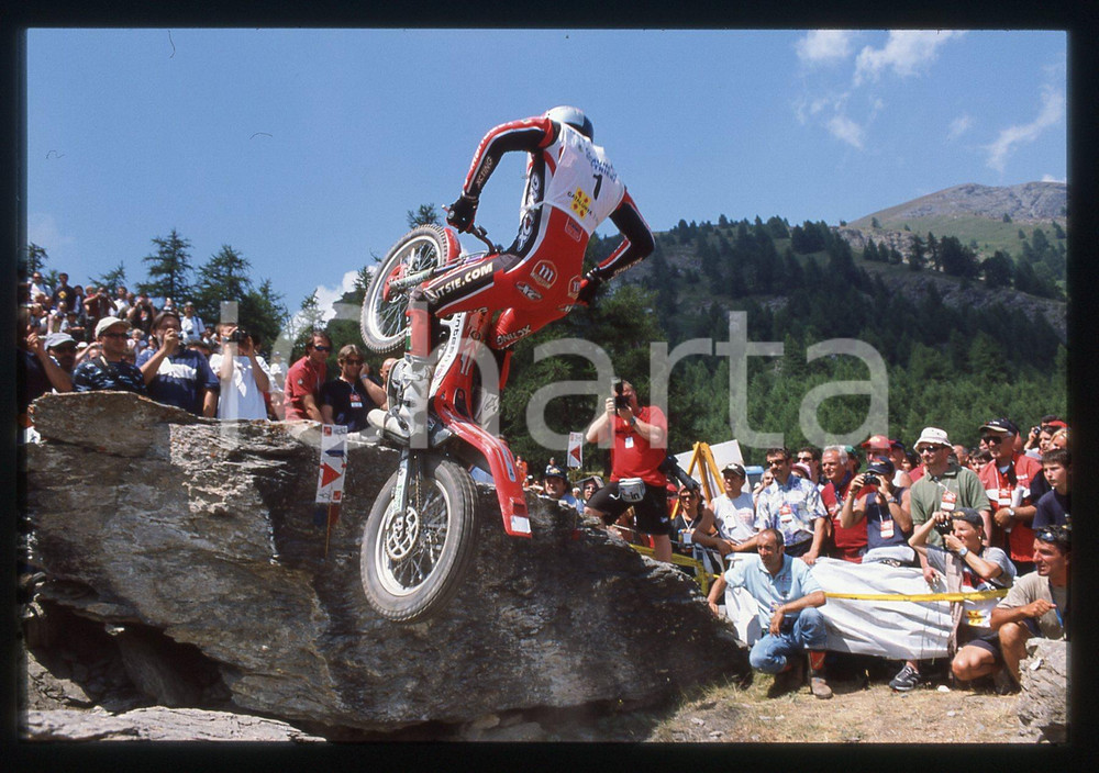 World TRIAL Championship 2003 - SESTRIERE 2003 35 mm vintage slide 15 Diapositiva d'epoca, in formato 35 mm.CONDIZIONI: GOODE' severamente vietata la riproduzione. Tutti i diritti sono riservati.Nella diapositiva ICharta mette in vendita, sul negozio eBay e in esclusiva sul sito "icharta" il proprio archivio composto da numerose diapositive e negativi fotografici d'epoca, tutti originali e autentici, che attraversano la storia del costume italiano tra gli la fine degli anni Sessanta e Novanta.Si tratta di uno sguardo inedito sull'attualit&agrave;, la politica, la vita quotidiana, il gossip e la cultura, che fotografa il cambiamento della nazione in quest'ultimo scorcio del XX secolo. Un'occasione unica per il mercato del collezionismo, che vede finalmente disponibile un archivio eccezionale per vastit&agrave;, tematiche e condizioni, in un settore (il negativo fotografico e la diapositiva) di assoluta novit&agrave; e dalle interessanti prospettive di investimento.  GOOD/buono   originale e autentica 1