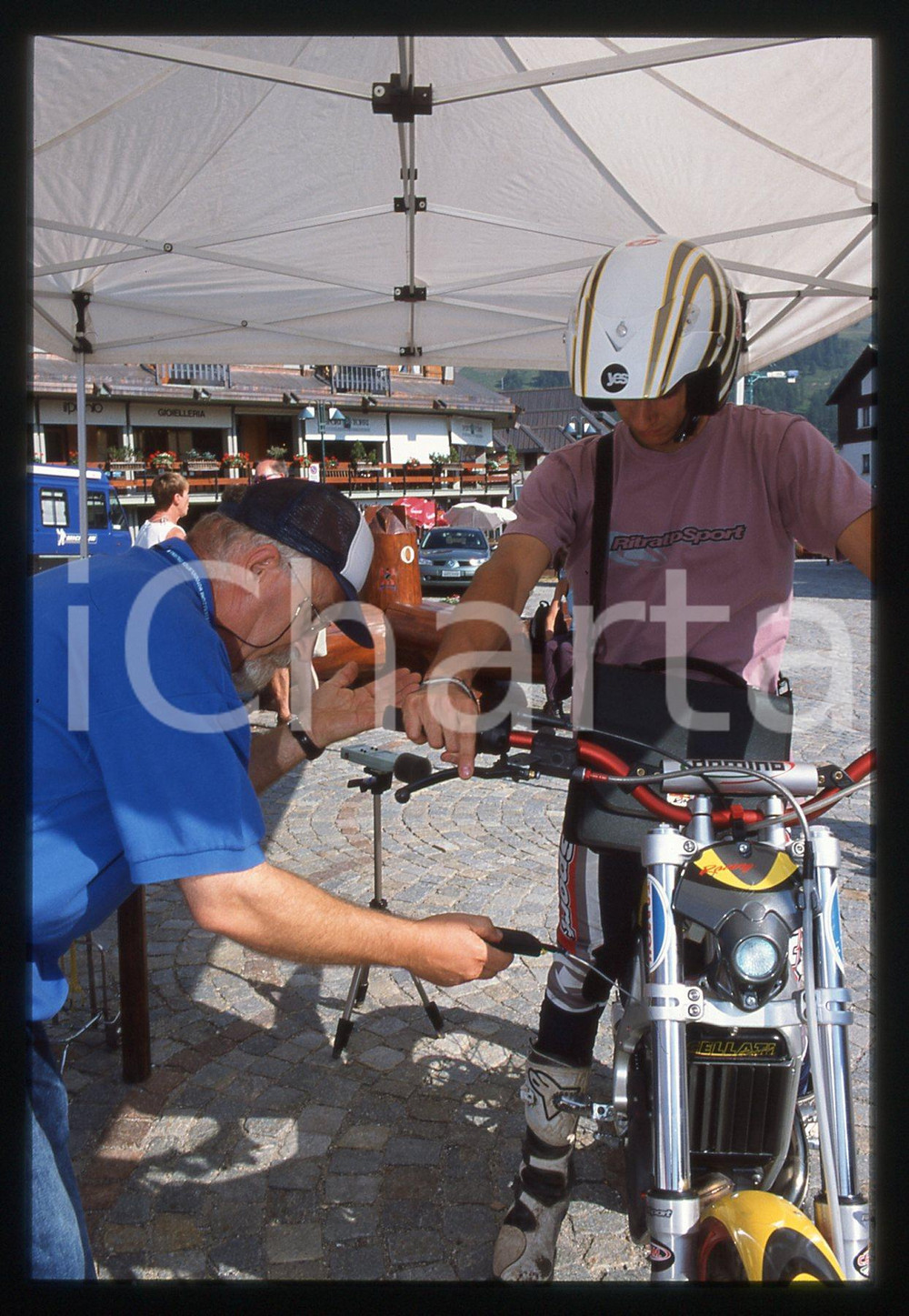 World TRIAL Championship 2003 - SESTRIERE 2003 35 mm vintage slide 24 Diapositiva d'epoca, in formato 35 mm.CONDIZIONI: GOODE' severamente vietata la riproduzione. Tutti i diritti sono riservati. ICharta mette in vendita, sul negozio eBay e in esclusiva sul sito "icharta" il proprio archivio composto da numerose diapositive e negativi fotografici d'epoca, tutti originali e autentici, che attraversano la storia del costume italiano tra gli la fine degli anni Sessanta e Novanta.Si tratta di uno sguardo inedito sull'attualità, la politica, la vita quotidiana, il gossip e la cultura, che fotografa il cambiamento della nazione in quest'ultimo scorcio del XX secolo. Un'occasione unica per il mercato del collezionismo, che vede finalmente disponibile un archivio eccezionale per vastità, tematiche e condizioni, in un settore (il negativo fotografico e la diapositiva) di assoluta novità e dalle interessanti prospettive di investimento.  GOOD/buono   originale e autentica 1