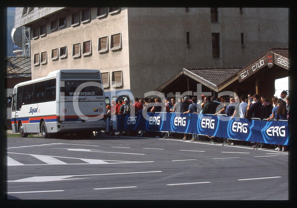 World TRIAL Championship 2003 - SESTRIERE 2003 35 mm vintage slide 26 Diapositiva d'epoca, in formato 35 mm.CONDIZIONI: GOODE' severamente vietata la riproduzione. Tutti i diritti sono riservati.ICharta mette in vendita, sul negozio eBay e in esclusiva sul sito "icharta" il proprio archivio composto da numerose diapositive e negativi fotografici d'epoca, tutti originali e autentici, che attraversano la storia del costume italiano tra gli la fine degli anni Sessanta e Novanta.Si tratta di uno sguardo inedito sull'attualità , la politica, la vita quotidiana, il gossip e la cultura, che fotografa il cambiamento della nazione in quest'ultimo scorcio del XX secolo. Un'occasione unica per il mercato del collezionismo, che vede finalmente disponibile un archivio eccezionale per vastità , tematiche e condizioni, in un settore (il negativo fotografico e la diapositiva) di assoluta novità  e dalle interessanti prospettive di investimento.  CONDIZIONI:GOOD/buono originale e autentica 1
