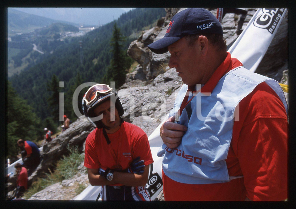 World TRIAL Championship 2003 - SESTRIERE 2003 35 mm vintage slide 31 Diapositiva d'epoca, in formato 35 mm.CONDIZIONI: GOODE' severamente vietata la riproduzione. Tutti i diritti sono riservati.ICharta mette in vendita, sul negozio eBay e in esclusiva sul sito "icharta" il proprio archivio composto da numerose diapositive e negativi fotografici d'epoca, tutti originali e autentici, che attraversano la storia del costume italiano tra gli la fine degli anni Sessanta e Novanta.Si tratta di uno sguardo inedito sull'attualità, la politica, la vita quotidiana, il gossip e la cultura, che fotografa il cambiamento della nazione in quest'ultimo scorcio del XX secolo. Un'occasione unica per il mercato del collezionismo, che vede finalmente disponibile un archivio eccezionale per vastità, tematiche e condizioni, in un settore (il negativo fotografico e la diapositiva) di assoluta novità e dalle interessanti prospettive di investimento.  GOOD/buono   originale e autentica 1
