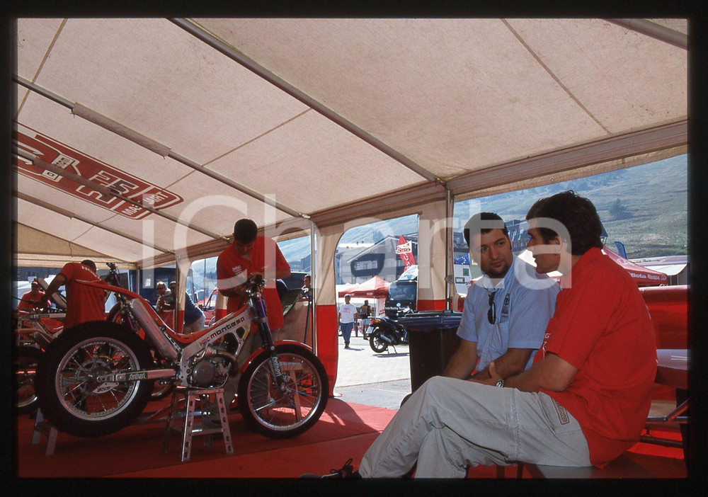 World TRIAL Championship 2003 - SESTRIERE 2003 35 mm vintage slide 34 Diapositiva d'epoca, in formato 35 mm.CONDIZIONI: GOODE' severamente vietata la riproduzione. Tutti i diritti sono riservati. ICharta mette in vendita, sul negozio eBay e in esclusiva sul sito "icharta" il proprio archivio composto da numerose diapositive e negativi fotografici d'epoca, tutti originali e autentici, che attraversano la storia del costume italiano tra gli la fine degli anni Sessanta e Novanta.Si tratta di uno sguardo inedito sull'attualità, la politica, la vita quotidiana, il gossip e la cultura, che fotografa il cambiamento della nazione in quest'ultimo scorcio del XX secolo. Un'occasione unica per il mercato del collezionismo, che vede finalmente disponibile un archivio eccezionale per vastità, tematiche e condizioni, in un settore (il negativo fotografico e la diapositiva) di assoluta novità e dalle interessanti prospettive di investimento.  GOOD/buono   originale e autentica 1