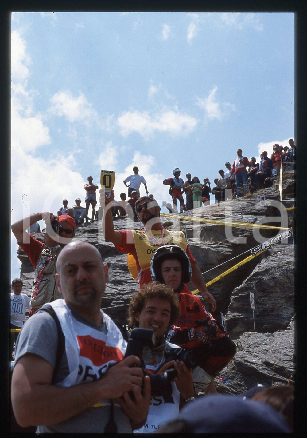 World TRIAL Championship 2003 - SESTRIERE 2003 35 mm vintage slide 36 Diapositiva d'epoca, in formato 35 mm.CONDIZIONI: GOODE' severamente vietata la riproduzione. Tutti i diritti sono riservati. ICharta mette in vendita, sul negozio eBay e in esclusiva sul sito "icharta" il proprio archivio composto da numerose diapositive e negativi fotografici d'epoca, tutti originali e autentici, che attraversano la storia del costume italiano tra gli la fine degli anni Sessanta e Novanta.Si tratta di uno sguardo inedito sull'attualità, la politica, la vita quotidiana, il gossip e la cultura, che fotografa il cambiamento della nazione in quest'ultimo scorcio del XX secolo. Un'occasione unica per il mercato del collezionismo, che vede finalmente disponibile un archivio eccezionale per vastità, tematiche e condizioni, in un settore (il negativo fotografico e la diapositiva) di assoluta novità e dalle interessanti prospettive di investimento.  GOOD/buono   originale e autentica 1