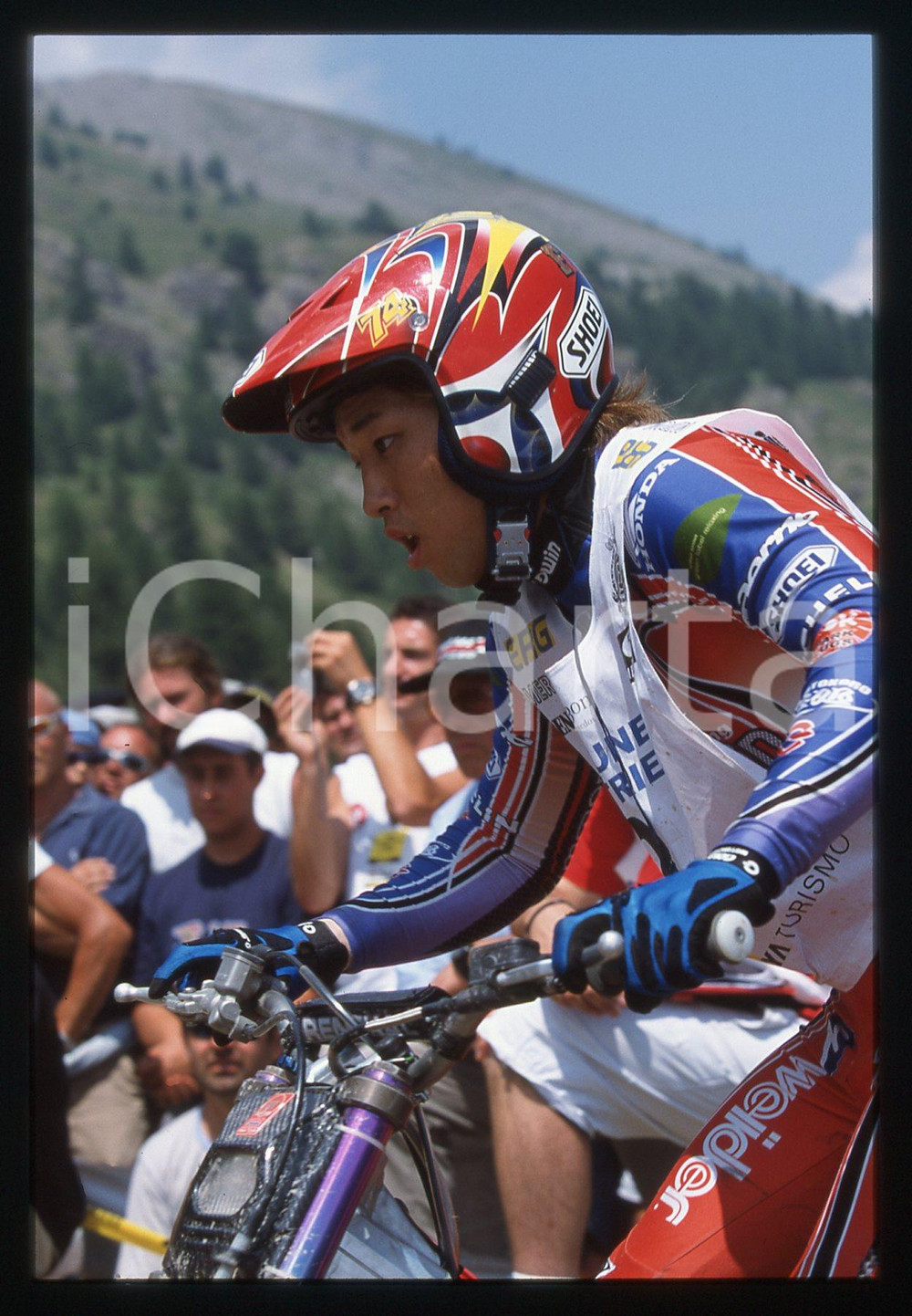 World TRIAL Championship 2003 - SESTRIERE 2003 35 mm vintage slide 38 Diapositiva d'epoca, in formato 35 mm.CONDIZIONI: GOODE' severamente vietata la riproduzione. Tutti i diritti sono riservati.Nella diapositiva ICharta mette in vendita, sul negozio eBay e in esclusiva sul sito "icharta" il proprio archivio composto da numerose diapositive e negativi fotografici d'epoca, tutti originali e autentici, che attraversano la storia del costume italiano tra gli la fine degli anni Sessanta e Novanta.Si tratta di uno sguardo inedito sull'attualit&agrave;, la politica, la vita quotidiana, il gossip e la cultura, che fotografa il cambiamento della nazione in quest'ultimo scorcio del XX secolo. Un'occasione unica per il mercato del collezionismo, che vede finalmente disponibile un archivio eccezionale per vastit&agrave;, tematiche e condizioni, in un settore (il negativo fotografico e la diapositiva) di assoluta novit&agrave; e dalle interessanti prospettive di investimento.  GOOD/buono   originale e autentica 1