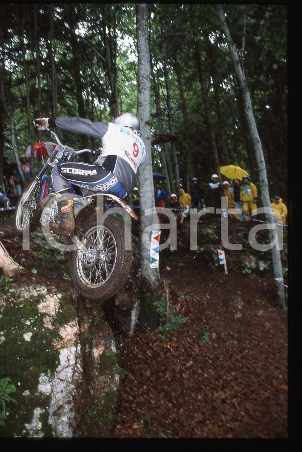 Campionato italiano TRIAL 2002 - BOSCO CHIESANUOVA 2002 35 mm vintage slide Diapositiva d'epoca, in formato 35 mm.CONDIZIONI: GOODE' severamente vietata la riproduzione. Tutti i diritti sono riservati.Nella diapositiva ICharta mette in vendita, sul negozio eBay e in esclusiva sul sito "icharta" il proprio archivio composto da numerose diapositive e negativi fotografici d'epoca, tutti originali e autentici, che attraversano la storia del costume italiano tra gli la fine degli anni Sessanta e Novanta.Si tratta di uno sguardo inedito sull'attualit&agrave;, la politica, la vita quotidiana, il gossip e la cultura, che fotografa il cambiamento della nazione in quest'ultimo scorcio del XX secolo. Un'occasione unica per il mercato del collezionismo, che vede finalmente disponibile un archivio eccezionale per vastit&agrave;, tematiche e condizioni, in un settore (il negativo fotografico e la diapositiva) di assoluta novit&agrave; e dalle interessanti prospettive di investimento.  GOOD/buono   originale e autentica 1