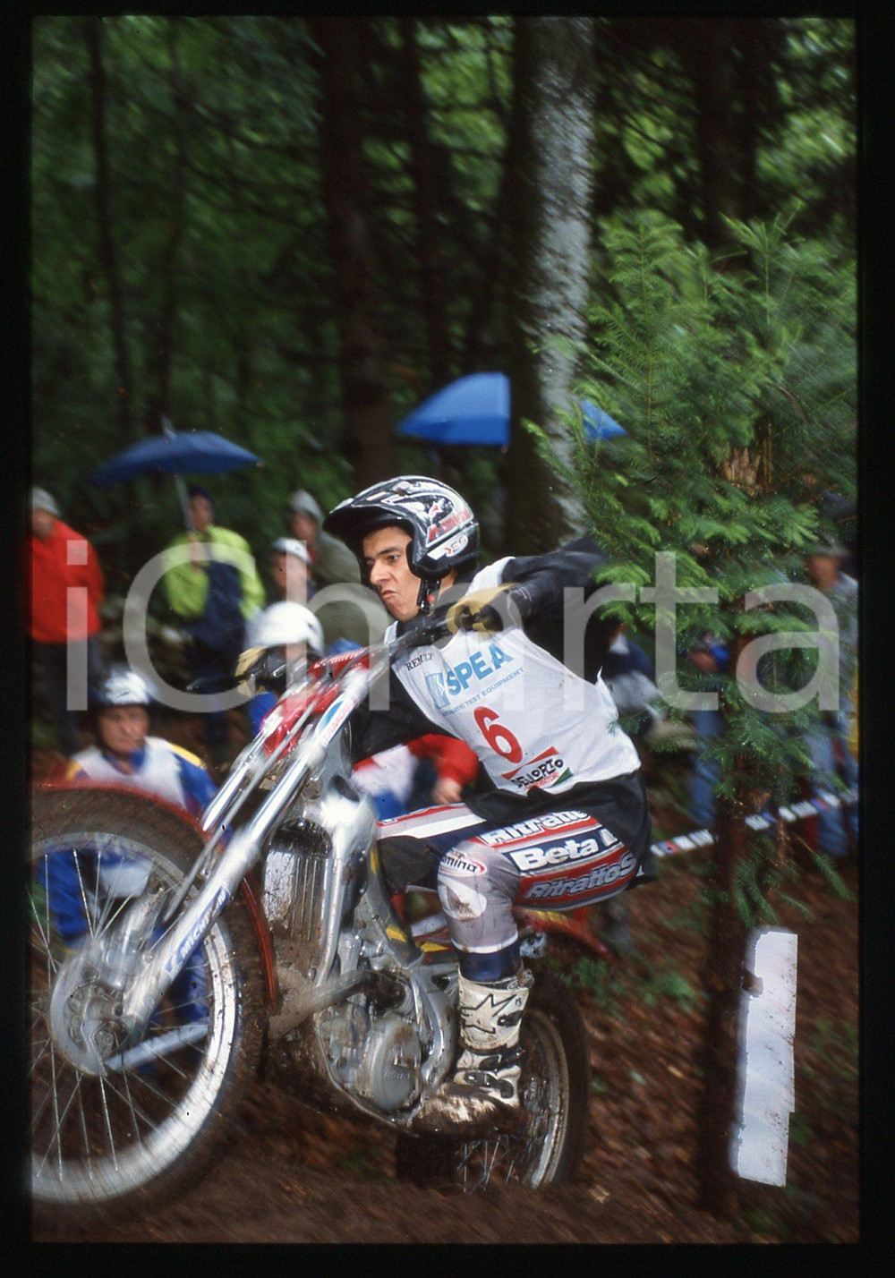 Campionato italiano TRIAL 2002 - BOSCO CHIESANUOVA 2002 35 mm vintage slide 7 Diapositiva d'epoca, in formato 35 mm.CONDIZIONI: GOODE' severamente vietata la riproduzione. Tutti i diritti sono riservati.Nella diapositiva ICharta mette in vendita, sul negozio eBay e in esclusiva sul sito "icharta" il proprio archivio composto da numerose diapositive e negativi fotografici d'epoca, tutti originali e autentici, che attraversano la storia del costume italiano tra gli la fine degli anni Sessanta e Novanta.Si tratta di uno sguardo inedito sull'attualit&agrave;, la politica, la vita quotidiana, il gossip e la cultura, che fotografa il cambiamento della nazione in quest'ultimo scorcio del XX secolo. Un'occasione unica per il mercato del collezionismo, che vede finalmente disponibile un archivio eccezionale per vastit&agrave;, tematiche e condizioni, in un settore (il negativo fotografico e la diapositiva) di assoluta novit&agrave; e dalle interessanti prospettive di investimento.  GOOD/buono   originale e autentica 1