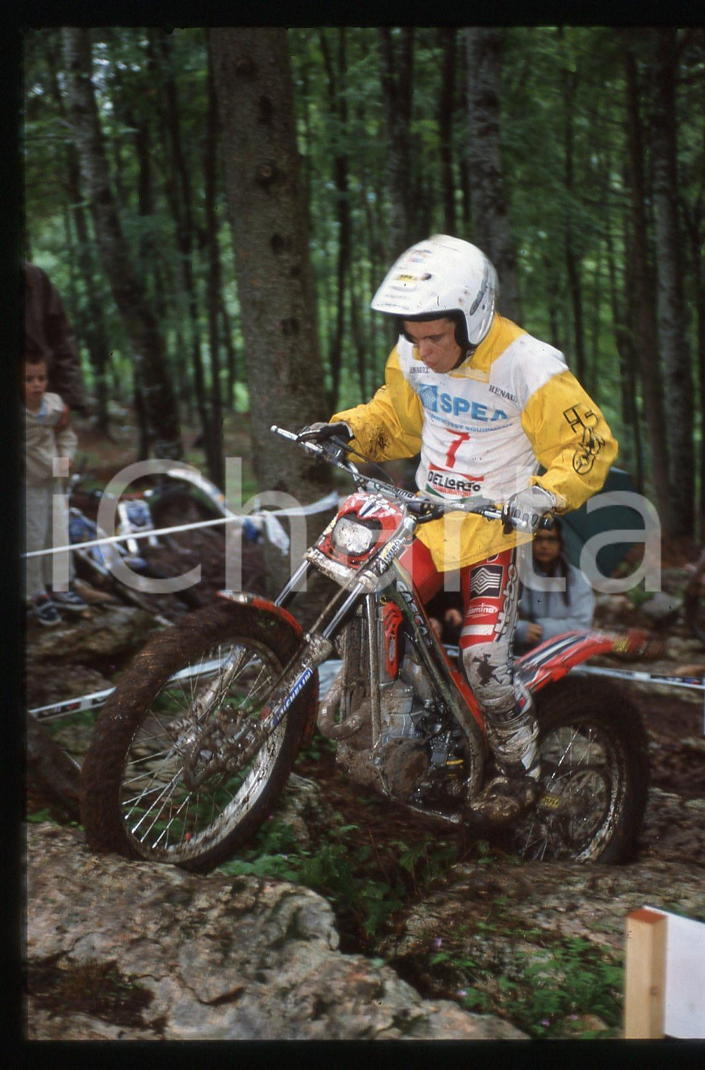 Campionato italiano TRIAL 2002 - BOSCO CHIESANUOVA 2002 35 mm vintage slide 9 Diapositiva d'epoca, in formato 35 mm.CONDIZIONI: GOODE' severamente vietata la riproduzione. Tutti i diritti sono riservati.Nella diapositiva ICharta mette in vendita, sul negozio eBay e in esclusiva sul sito "icharta" il proprio archivio composto da numerose diapositive e negativi fotografici d'epoca, tutti originali e autentici, che attraversano la storia del costume italiano tra gli la fine degli anni Sessanta e Novanta.Si tratta di uno sguardo inedito sull'attualit&agrave;, la politica, la vita quotidiana, il gossip e la cultura, che fotografa il cambiamento della nazione in quest'ultimo scorcio del XX secolo. Un'occasione unica per il mercato del collezionismo, che vede finalmente disponibile un archivio eccezionale per vastit&agrave;, tematiche e condizioni, in un settore (il negativo fotografico e la diapositiva) di assoluta novit&agrave; e dalle interessanti prospettive di investimento.  GOOD/buono   originale e autentica 1