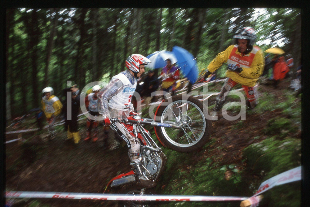 Campionato italiano TRIAL 2002 - BOSCO CHIESANUOVA 2002 35 mm vintage slide 14 Diapositiva d'epoca, in formato 35 mm.CONDIZIONI: GOODE' severamente vietata la riproduzione. Tutti i diritti sono riservati.Nella diapositiva ICharta mette in vendita, sul negozio eBay e in esclusiva sul sito "icharta" il proprio archivio composto da numerose diapositive e negativi fotografici d'epoca, tutti originali e autentici, che attraversano la storia del costume italiano tra gli la fine degli anni Sessanta e Novanta.Si tratta di uno sguardo inedito sull'attualit&agrave;, la politica, la vita quotidiana, il gossip e la cultura, che fotografa il cambiamento della nazione in quest'ultimo scorcio del XX secolo. Un'occasione unica per il mercato del collezionismo, che vede finalmente disponibile un archivio eccezionale per vastit&agrave;, tematiche e condizioni, in un settore (il negativo fotografico e la diapositiva) di assoluta novit&agrave; e dalle interessanti prospettive di investimento.  GOOD/buono   originale e autentica 1