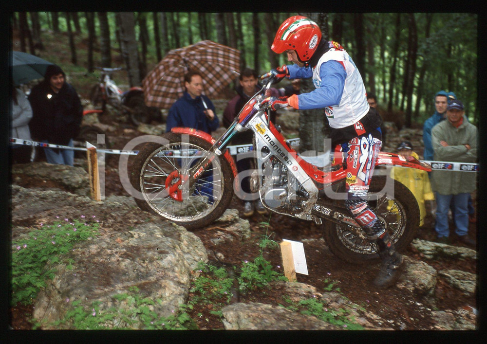 Campionato italiano TRIAL 2002 - BOSCO CHIESANUOVA 2002 35 mm vintage slide 15 Diapositiva d'epoca, in formato 35 mm.CONDIZIONI: GOODE' severamente vietata la riproduzione. Tutti i diritti sono riservati.Nella diapositiva ICharta mette in vendita, sul negozio eBay e in esclusiva sul sito "icharta" il proprio archivio composto da numerose diapositive e negativi fotografici d'epoca, tutti originali e autentici, che attraversano la storia del costume italiano tra gli la fine degli anni Sessanta e Novanta.Si tratta di uno sguardo inedito sull'attualit&agrave;, la politica, la vita quotidiana, il gossip e la cultura, che fotografa il cambiamento della nazione in quest'ultimo scorcio del XX secolo. Un'occasione unica per il mercato del collezionismo, che vede finalmente disponibile un archivio eccezionale per vastit&agrave;, tematiche e condizioni, in un settore (il negativo fotografico e la diapositiva) di assoluta novit&agrave; e dalle interessanti prospettive di investimento.  GOOD/buono   originale e autentica 1