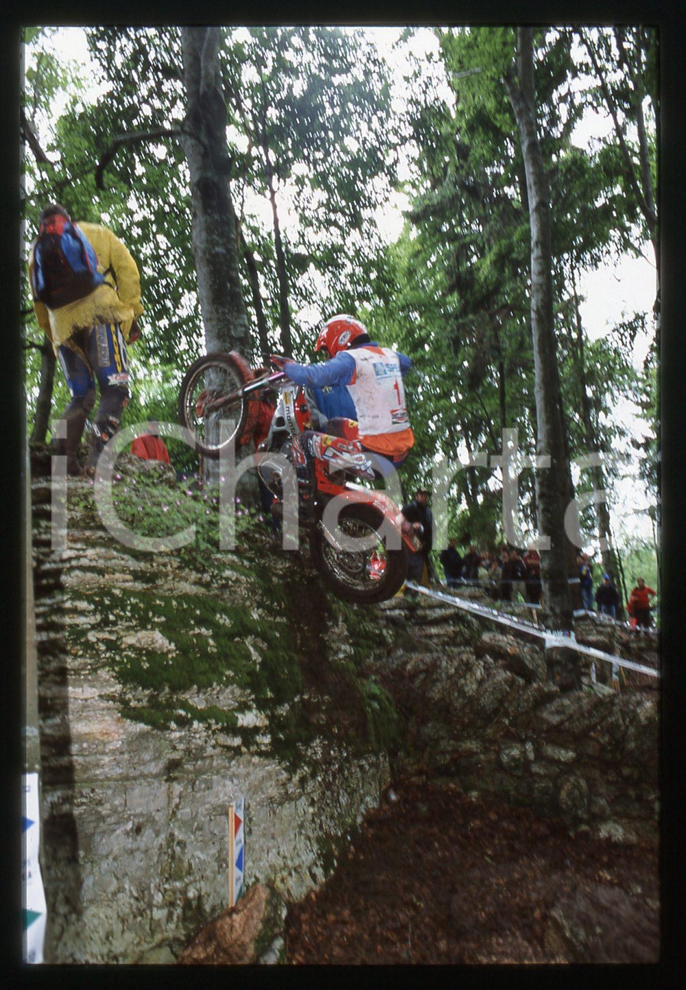 Campionato italiano TRIAL 2002 - BOSCO CHIESANUOVA 2002 35 mm vintage slide 16 Diapositiva d'epoca, in formato 35 mm.CONDIZIONI: GOODE' severamente vietata la riproduzione. Tutti i diritti sono riservati.Nella diapositiva ICharta mette in vendita, sul negozio eBay e in esclusiva sul sito "icharta" il proprio archivio composto da numerose diapositive e negativi fotografici d'epoca, tutti originali e autentici, che attraversano la storia del costume italiano tra gli la fine degli anni Sessanta e Novanta.Si tratta di uno sguardo inedito sull'attualit&agrave;, la politica, la vita quotidiana, il gossip e la cultura, che fotografa il cambiamento della nazione in quest'ultimo scorcio del XX secolo. Un'occasione unica per il mercato del collezionismo, che vede finalmente disponibile un archivio eccezionale per vastit&agrave;, tematiche e condizioni, in un settore (il negativo fotografico e la diapositiva) di assoluta novit&agrave; e dalle interessanti prospettive di investimento.  GOOD/buono   originale e autentica 1