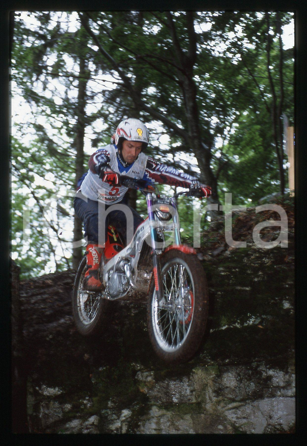 Campionato italiano TRIAL 2002 - BOSCO CHIESANUOVA 2002 35 mm vintage slide 18 Diapositiva d'epoca, in formato 35 mm.CONDIZIONI: GOODE' severamente vietata la riproduzione. Tutti i diritti sono riservati.Nella diapositiva ICharta mette in vendita, sul negozio eBay e in esclusiva sul sito "icharta" il proprio archivio composto da numerose diapositive e negativi fotografici d'epoca, tutti originali e autentici, che attraversano la storia del costume italiano tra gli la fine degli anni Sessanta e Novanta.Si tratta di uno sguardo inedito sull'attualit&agrave;, la politica, la vita quotidiana, il gossip e la cultura, che fotografa il cambiamento della nazione in quest'ultimo scorcio del XX secolo. Un'occasione unica per il mercato del collezionismo, che vede finalmente disponibile un archivio eccezionale per vastit&agrave;, tematiche e condizioni, in un settore (il negativo fotografico e la diapositiva) di assoluta novit&agrave; e dalle interessanti prospettive di investimento.  GOOD/buono   originale e autentica 1