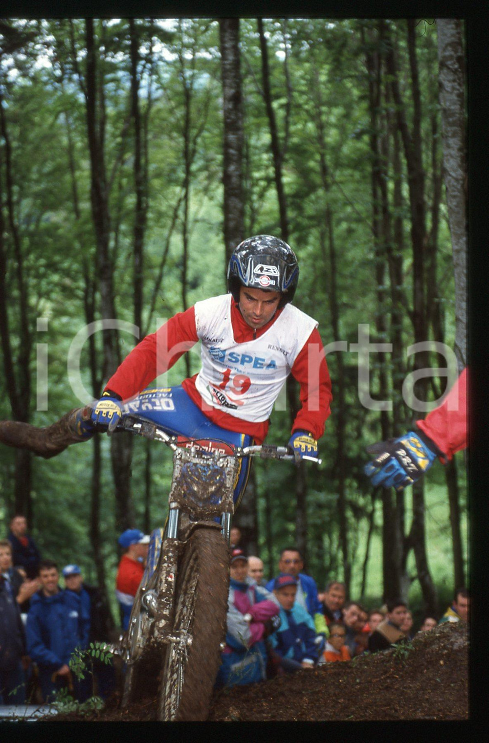 Campionato italiano TRIAL 2002 - BOSCO CHIESANUOVA 2002 35 mm vintage slide 22 Diapositiva d'epoca, in formato 35 mm.CONDIZIONI: GOODE' severamente vietata la riproduzione. Tutti i diritti sono riservati.Nella diapositiva ICharta mette in vendita, sul negozio eBay e in esclusiva sul sito "icharta" il proprio archivio composto da numerose diapositive e negativi fotografici d'epoca, tutti originali e autentici, che attraversano la storia del costume italiano tra gli la fine degli anni Sessanta e Novanta.Si tratta di uno sguardo inedito sull'attualit&agrave;, la politica, la vita quotidiana, il gossip e la cultura, che fotografa il cambiamento della nazione in quest'ultimo scorcio del XX secolo. Un'occasione unica per il mercato del collezionismo, che vede finalmente disponibile un archivio eccezionale per vastit&agrave;, tematiche e condizioni, in un settore (il negativo fotografico e la diapositiva) di assoluta novit&agrave; e dalle interessanti prospettive di investimento.  GOOD/buono   originale e autentica 1