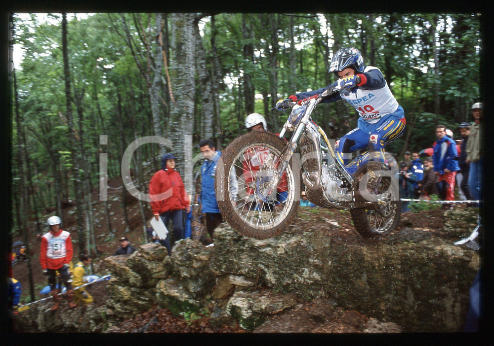 Campionato italiano TRIAL 2002 - BOSCO CHIESANUOVA 2002 35 mm vintage slide 23 Diapositiva d'epoca, in formato 35 mm.CONDIZIONI: GOODE' severamente vietata la riproduzione. Tutti i diritti sono riservati.Nella diapositiva ICharta mette in vendita, sul negozio eBay e in esclusiva sul sito "icharta" il proprio archivio composto da numerose diapositive e negativi fotografici d'epoca, tutti originali e autentici, che attraversano la storia del costume italiano tra gli la fine degli anni Sessanta e Novanta.Si tratta di uno sguardo inedito sull'attualit&agrave;, la politica, la vita quotidiana, il gossip e la cultura, che fotografa il cambiamento della nazione in quest'ultimo scorcio del XX secolo. Un'occasione unica per il mercato del collezionismo, che vede finalmente disponibile un archivio eccezionale per vastit&agrave;, tematiche e condizioni, in un settore (il negativo fotografico e la diapositiva) di assoluta novit&agrave; e dalle interessanti prospettive di investimento.  GOOD/buono   originale e autentica 1