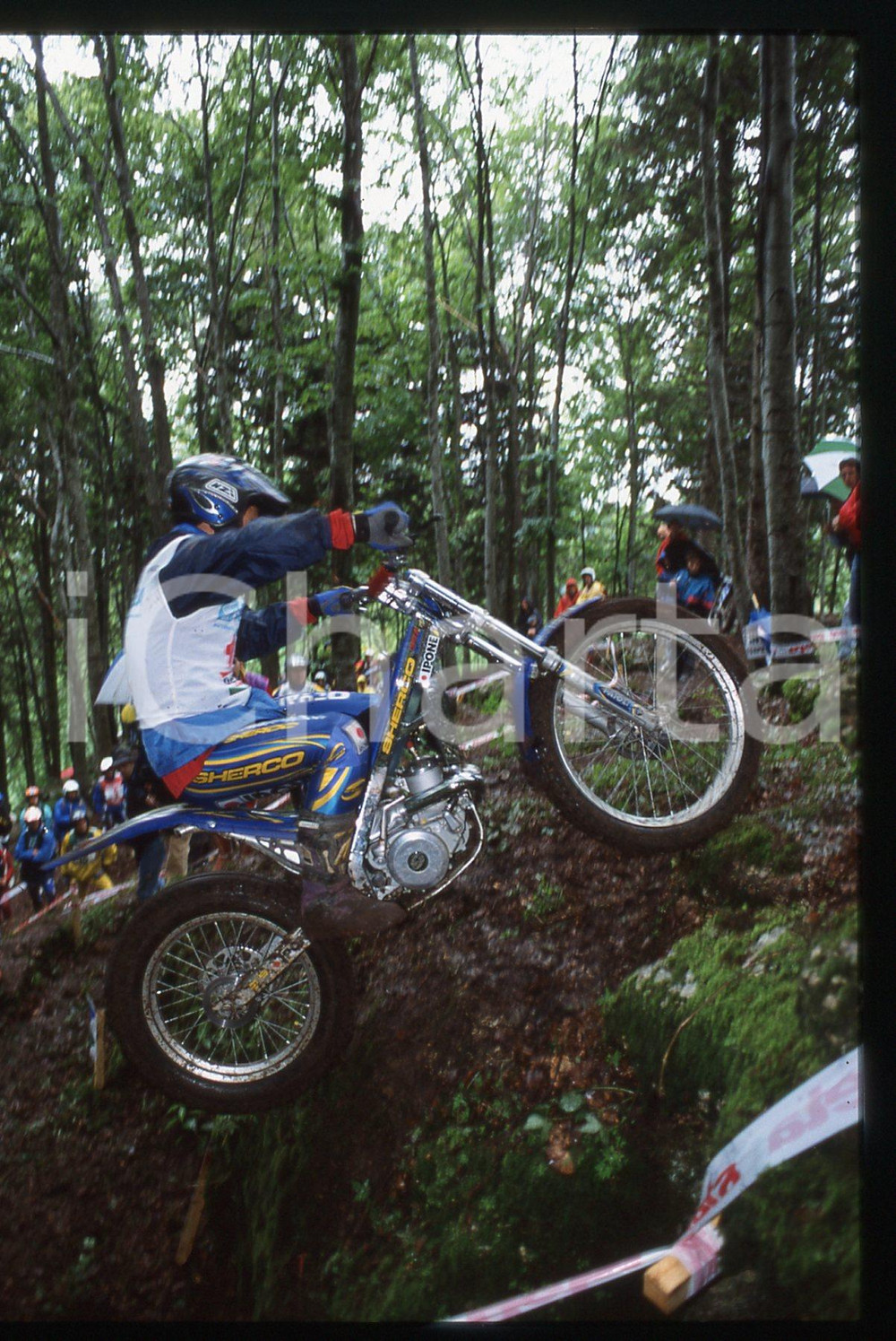 Campionato italiano TRIAL 2002 - BOSCO CHIESANUOVA 2002 35 mm vintage slide 24 Diapositiva d'epoca, in formato 35 mm.CONDIZIONI: GOODE' severamente vietata la riproduzione. Tutti i diritti sono riservati.Nella diapositiva ICharta mette in vendita, sul negozio eBay e in esclusiva sul sito "icharta" il proprio archivio composto da numerose diapositive e negativi fotografici d'epoca, tutti originali e autentici, che attraversano la storia del costume italiano tra gli la fine degli anni Sessanta e Novanta.Si tratta di uno sguardo inedito sull'attualit&agrave;, la politica, la vita quotidiana, il gossip e la cultura, che fotografa il cambiamento della nazione in quest'ultimo scorcio del XX secolo. Un'occasione unica per il mercato del collezionismo, che vede finalmente disponibile un archivio eccezionale per vastit&agrave;, tematiche e condizioni, in un settore (il negativo fotografico e la diapositiva) di assoluta novit&agrave; e dalle interessanti prospettive di investimento.  GOOD/buono   originale e autentica 1