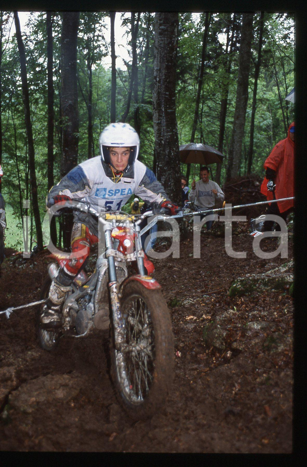 Campionato italiano TRIAL 2002 - BOSCO CHIESANUOVA 2002 35 mm vintage slide 27 Diapositiva d'epoca, in formato 35 mm.CONDIZIONI: GOODE' severamente vietata la riproduzione. Tutti i diritti sono riservati.Nella diapositiva ICharta mette in vendita, sul negozio eBay e in esclusiva sul sito "icharta" il proprio archivio composto da numerose diapositive e negativi fotografici d'epoca, tutti originali e autentici, che attraversano la storia del costume italiano tra gli la fine degli anni Sessanta e Novanta.Si tratta di uno sguardo inedito sull'attualit&agrave;, la politica, la vita quotidiana, il gossip e la cultura, che fotografa il cambiamento della nazione in quest'ultimo scorcio del XX secolo. Un'occasione unica per il mercato del collezionismo, che vede finalmente disponibile un archivio eccezionale per vastit&agrave;, tematiche e condizioni, in un settore (il negativo fotografico e la diapositiva) di assoluta novit&agrave; e dalle interessanti prospettive di investimento.  GOOD/buono   originale e autentica 1