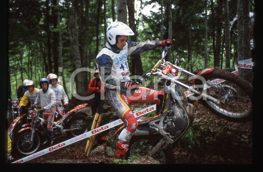 Campionato italiano TRIAL 2002 - BOSCO CHIESANUOVA 2002 35 mm vintage slide 28 Diapositiva d'epoca, in formato 35 mm.CONDIZIONI: GOODE' severamente vietata la riproduzione. Tutti i diritti sono riservati.Nella diapositiva ICharta mette in vendita, sul negozio eBay e in esclusiva sul sito "icharta" il proprio archivio composto da numerose diapositive e negativi fotografici d'epoca, tutti originali e autentici, che attraversano la storia del costume italiano tra gli la fine degli anni Sessanta e Novanta.Si tratta di uno sguardo inedito sull'attualit&agrave;, la politica, la vita quotidiana, il gossip e la cultura, che fotografa il cambiamento della nazione in quest'ultimo scorcio del XX secolo. Un'occasione unica per il mercato del collezionismo, che vede finalmente disponibile un archivio eccezionale per vastit&agrave;, tematiche e condizioni, in un settore (il negativo fotografico e la diapositiva) di assoluta novit&agrave; e dalle interessanti prospettive di investimento.  GOOD/buono   originale e autentica 1