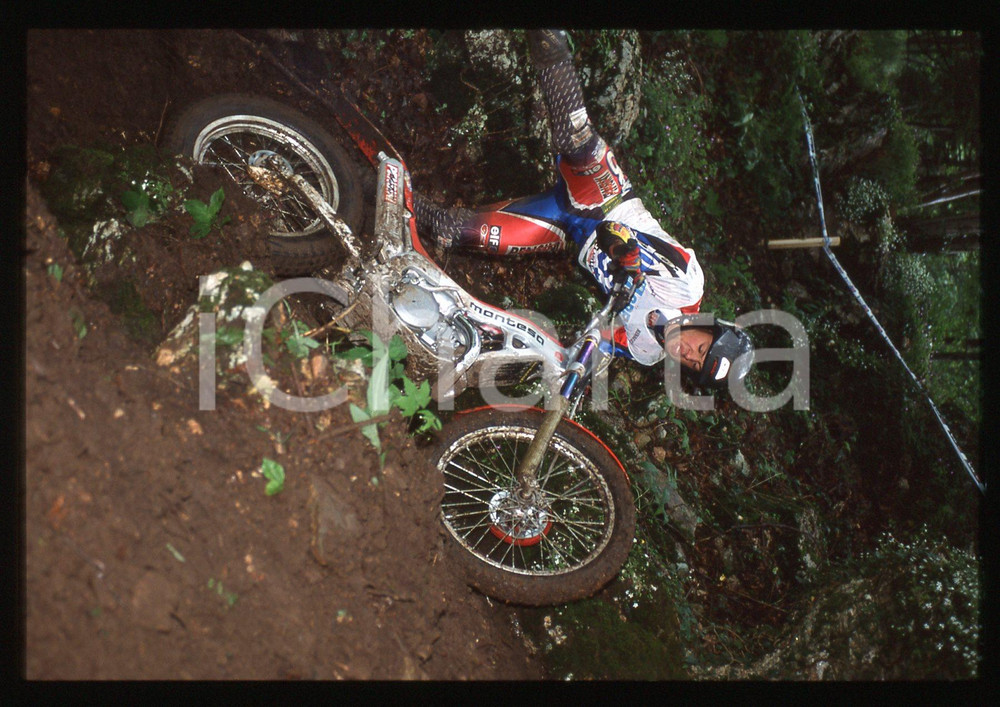 Campionato italiano TRIAL 2002 - BOSCO CHIESANUOVA 2002 35 mm vintage slide 29 Diapositiva d'epoca, in formato 35 mm.CONDIZIONI: GOODE' severamente vietata la riproduzione. Tutti i diritti sono riservati.Nella diapositiva ICharta mette in vendita, sul negozio eBay e in esclusiva sul sito "icharta" il proprio archivio composto da numerose diapositive e negativi fotografici d'epoca, tutti originali e autentici, che attraversano la storia del costume italiano tra gli la fine degli anni Sessanta e Novanta.Si tratta di uno sguardo inedito sull'attualit&agrave;, la politica, la vita quotidiana, il gossip e la cultura, che fotografa il cambiamento della nazione in quest'ultimo scorcio del XX secolo. Un'occasione unica per il mercato del collezionismo, che vede finalmente disponibile un archivio eccezionale per vastit&agrave;, tematiche e condizioni, in un settore (il negativo fotografico e la diapositiva) di assoluta novit&agrave; e dalle interessanti prospettive di investimento.  GOOD/buono   originale e autentica 1