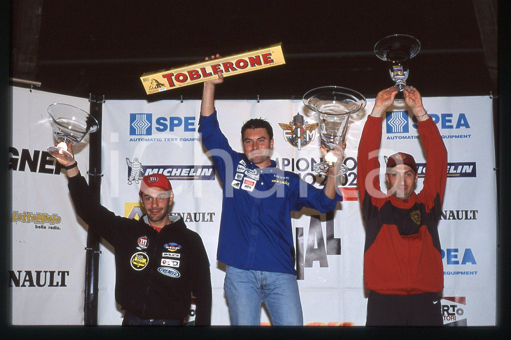 Campionato italiano TRIAL 2002 - BOSCO CHIESANUOVA 2002 35 mm vintage slide 39 Diapositiva d'epoca, in formato 35 mm.CONDIZIONI: GOODE' severamente vietata la riproduzione. Tutti i diritti sono riservati.Nella diapositiva ICharta mette in vendita, sul negozio eBay e in esclusiva sul sito "icharta" il proprio archivio composto da numerose diapositive e negativi fotografici d'epoca, tutti originali e autentici, che attraversano la storia del costume italiano tra gli la fine degli anni Sessanta e Novanta.Si tratta di uno sguardo inedito sull'attualit&agrave;, la politica, la vita quotidiana, il gossip e la cultura, che fotografa il cambiamento della nazione in quest'ultimo scorcio del XX secolo. Un'occasione unica per il mercato del collezionismo, che vede finalmente disponibile un archivio eccezionale per vastit&agrave;, tematiche e condizioni, in un settore (il negativo fotografico e la diapositiva) di assoluta novit&agrave; e dalle interessanti prospettive di investimento.  GOOD/buono   originale e autentica 1