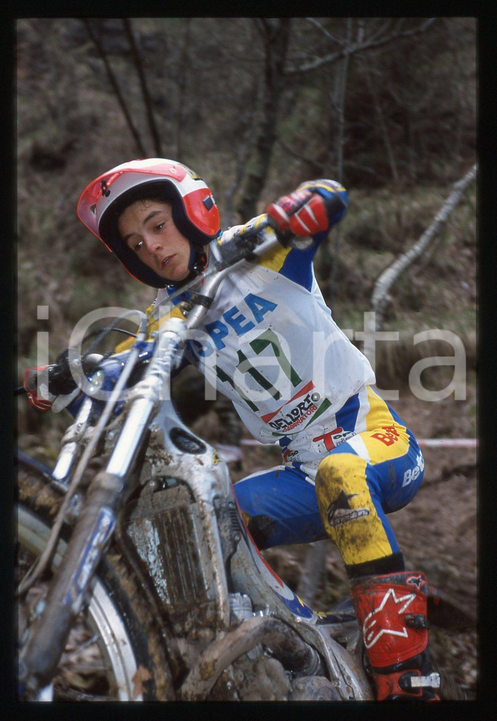 Campionato italiano TRIAL 2001 - SCHIO 2001 35 mm vintage slide Diapositiva d'epoca, in formato 35 mm.CONDIZIONI: GOODE' severamente vietata la riproduzione. Tutti i diritti sono riservati.Nella diapositiva ICharta mette in vendita, sul negozio eBay e in esclusiva sul sito "icharta" il proprio archivio composto da numerose diapositive e negativi fotografici d'epoca, tutti originali e autentici, che attraversano la storia del costume italiano tra gli la fine degli anni Sessanta e Novanta.Si tratta di uno sguardo inedito sull'attualit&agrave;, la politica, la vita quotidiana, il gossip e la cultura, che fotografa il cambiamento della nazione in quest'ultimo scorcio del XX secolo. Un'occasione unica per il mercato del collezionismo, che vede finalmente disponibile un archivio eccezionale per vastit&agrave;, tematiche e condizioni, in un settore (il negativo fotografico e la diapositiva) di assoluta novit&agrave; e dalle interessanti prospettive di investimento.  GOOD/buono   originale e autentica 1