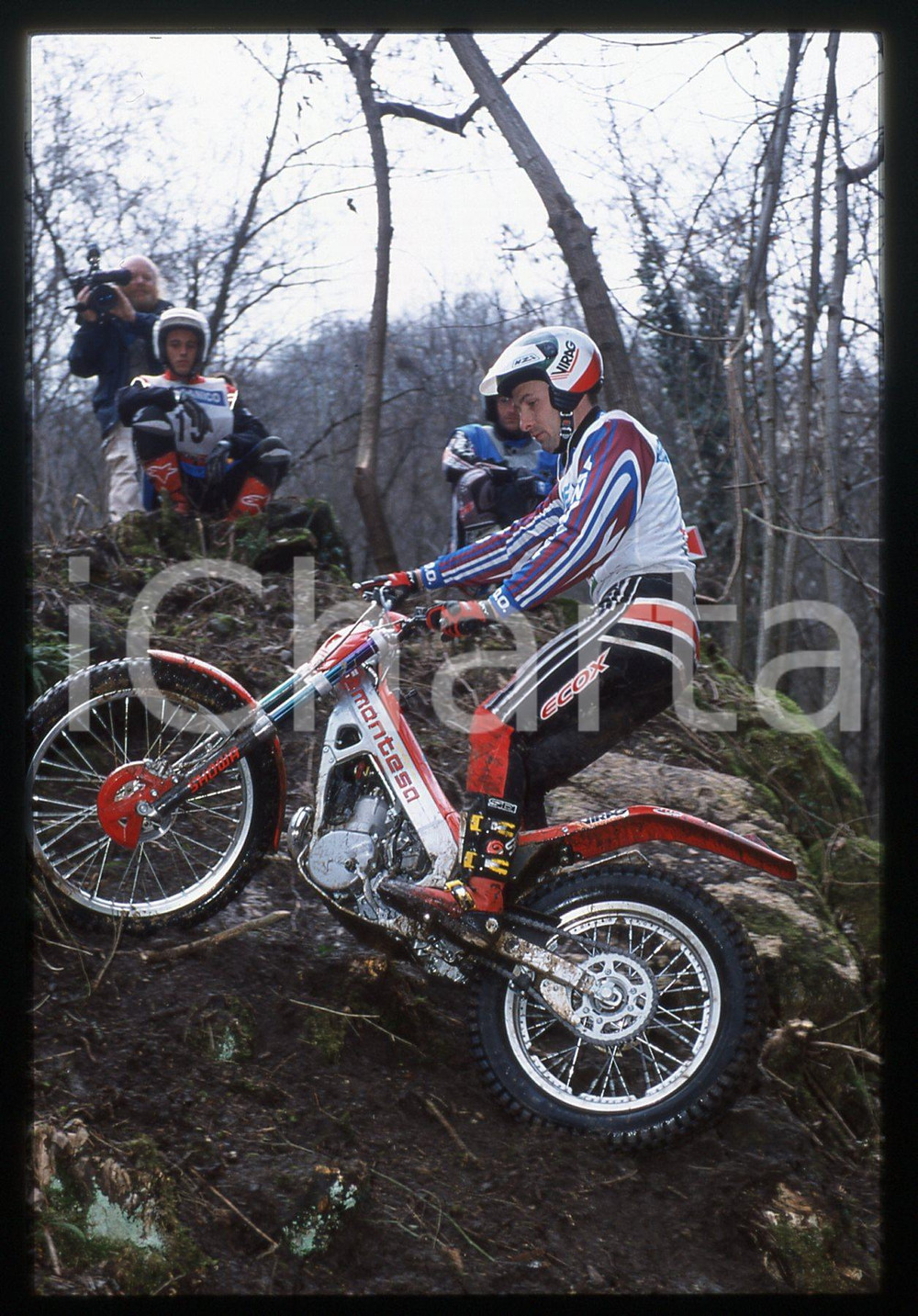 Campionato italiano TRIAL 2001 - SCHIO 2001 35 mm vintage slide 3 Diapositiva d'epoca, in formato 35 mm.CONDIZIONI: GOODE' severamente vietata la riproduzione. Tutti i diritti sono riservati.Nella diapositiva ICharta mette in vendita, sul negozio eBay e in esclusiva sul sito "icharta" il proprio archivio composto da numerose diapositive e negativi fotografici d'epoca, tutti originali e autentici, che attraversano la storia del costume italiano tra gli la fine degli anni Sessanta e Novanta.Si tratta di uno sguardo inedito sull'attualit&agrave;, la politica, la vita quotidiana, il gossip e la cultura, che fotografa il cambiamento della nazione in quest'ultimo scorcio del XX secolo. Un'occasione unica per il mercato del collezionismo, che vede finalmente disponibile un archivio eccezionale per vastit&agrave;, tematiche e condizioni, in un settore (il negativo fotografico e la diapositiva) di assoluta novit&agrave; e dalle interessanti prospettive di investimento.  GOOD/buono   originale e autentica 1