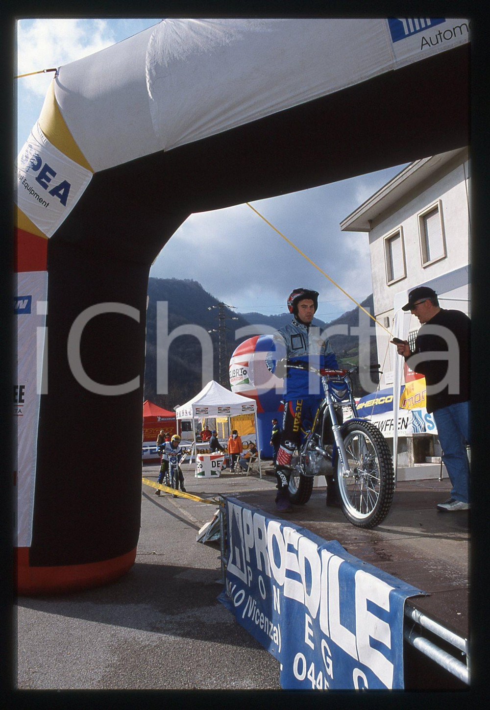 Campionato italiano TRIAL 2001 - SCHIO 2001 35 mm vintage slide 4 Diapositiva d'epoca, in formato 35 mm.CONDIZIONI: GOODE' severamente vietata la riproduzione. Tutti i diritti sono riservati.Nella diapositiva ICharta mette in vendita, sul negozio eBay e in esclusiva sul sito "icharta" il proprio archivio composto da numerose diapositive e negativi fotografici d'epoca, tutti originali e autentici, che attraversano la storia del costume italiano tra gli la fine degli anni Sessanta e Novanta.Si tratta di uno sguardo inedito sull'attualit&agrave;, la politica, la vita quotidiana, il gossip e la cultura, che fotografa il cambiamento della nazione in quest'ultimo scorcio del XX secolo. Un'occasione unica per il mercato del collezionismo, che vede finalmente disponibile un archivio eccezionale per vastit&agrave;, tematiche e condizioni, in un settore (il negativo fotografico e la diapositiva) di assoluta novit&agrave; e dalle interessanti prospettive di investimento.  GOOD/buono   originale e autentica 1