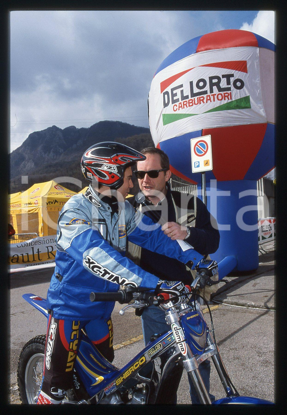 Campionato italiano TRIAL 2001 - SCHIO 2001 35 mm vintage slide 5 Diapositiva d'epoca, in formato 35 mm.CONDIZIONI: GOODE' severamente vietata la riproduzione. Tutti i diritti sono riservati.Nella diapositiva ICharta mette in vendita, sul negozio eBay e in esclusiva sul sito "icharta" il proprio archivio composto da numerose diapositive e negativi fotografici d'epoca, tutti originali e autentici, che attraversano la storia del costume italiano tra gli la fine degli anni Sessanta e Novanta.Si tratta di uno sguardo inedito sull'attualit&agrave;, la politica, la vita quotidiana, il gossip e la cultura, che fotografa il cambiamento della nazione in quest'ultimo scorcio del XX secolo. Un'occasione unica per il mercato del collezionismo, che vede finalmente disponibile un archivio eccezionale per vastit&agrave;, tematiche e condizioni, in un settore (il negativo fotografico e la diapositiva) di assoluta novit&agrave; e dalle interessanti prospettive di investimento.  GOOD/buono   originale e autentica 1