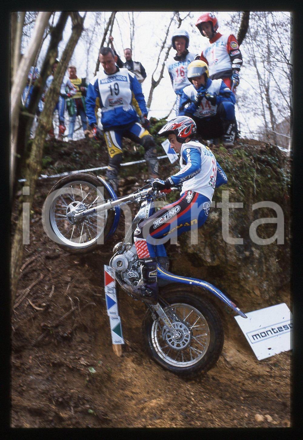 Campionato italiano TRIAL 2001 - SCHIO 2001 35 mm vintage slide 6 Diapositiva d'epoca, in formato 35 mm.CONDIZIONI: GOODE' severamente vietata la riproduzione. Tutti i diritti sono riservati.Nella diapositiva ICharta mette in vendita, sul negozio eBay e in esclusiva sul sito "icharta" il proprio archivio composto da numerose diapositive e negativi fotografici d'epoca, tutti originali e autentici, che attraversano la storia del costume italiano tra gli la fine degli anni Sessanta e Novanta.Si tratta di uno sguardo inedito sull'attualit&agrave;, la politica, la vita quotidiana, il gossip e la cultura, che fotografa il cambiamento della nazione in quest'ultimo scorcio del XX secolo. Un'occasione unica per il mercato del collezionismo, che vede finalmente disponibile un archivio eccezionale per vastit&agrave;, tematiche e condizioni, in un settore (il negativo fotografico e la diapositiva) di assoluta novit&agrave; e dalle interessanti prospettive di investimento.  GOOD/buono   originale e autentica 1