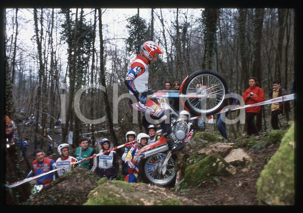Campionato italiano TRIAL 2001 - SCHIO 2001 35 mm vintage slide 7 Diapositiva d'epoca, in formato 35 mm.CONDIZIONI: GOODE' severamente vietata la riproduzione. Tutti i diritti sono riservati.Nella diapositiva ICharta mette in vendita, sul negozio eBay e in esclusiva sul sito "icharta" il proprio archivio composto da numerose diapositive e negativi fotografici d'epoca, tutti originali e autentici, che attraversano la storia del costume italiano tra gli la fine degli anni Sessanta e Novanta.Si tratta di uno sguardo inedito sull'attualit&agrave;, la politica, la vita quotidiana, il gossip e la cultura, che fotografa il cambiamento della nazione in quest'ultimo scorcio del XX secolo. Un'occasione unica per il mercato del collezionismo, che vede finalmente disponibile un archivio eccezionale per vastit&agrave;, tematiche e condizioni, in un settore (il negativo fotografico e la diapositiva) di assoluta novit&agrave; e dalle interessanti prospettive di investimento.  GOOD/buono   originale e autentica 1