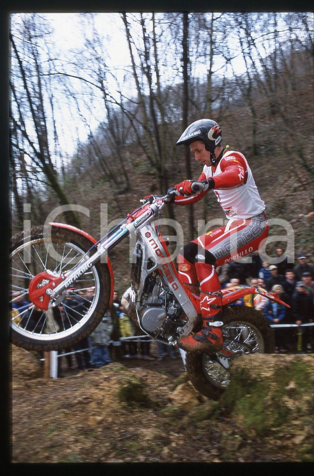 Campionato italiano TRIAL 2001 - SCHIO 2001 35 mm vintage slide 10 Diapositiva d'epoca, in formato 35 mm.CONDIZIONI: GOODE' severamente vietata la riproduzione. Tutti i diritti sono riservati.Nella diapositiva ICharta mette in vendita, sul negozio eBay e in esclusiva sul sito "icharta" il proprio archivio composto da numerose diapositive e negativi fotografici d'epoca, tutti originali e autentici, che attraversano la storia del costume italiano tra gli la fine degli anni Sessanta e Novanta.Si tratta di uno sguardo inedito sull'attualit&agrave;, la politica, la vita quotidiana, il gossip e la cultura, che fotografa il cambiamento della nazione in quest'ultimo scorcio del XX secolo. Un'occasione unica per il mercato del collezionismo, che vede finalmente disponibile un archivio eccezionale per vastit&agrave;, tematiche e condizioni, in un settore (il negativo fotografico e la diapositiva) di assoluta novit&agrave; e dalle interessanti prospettive di investimento.  GOOD/buono   originale e autentica 1