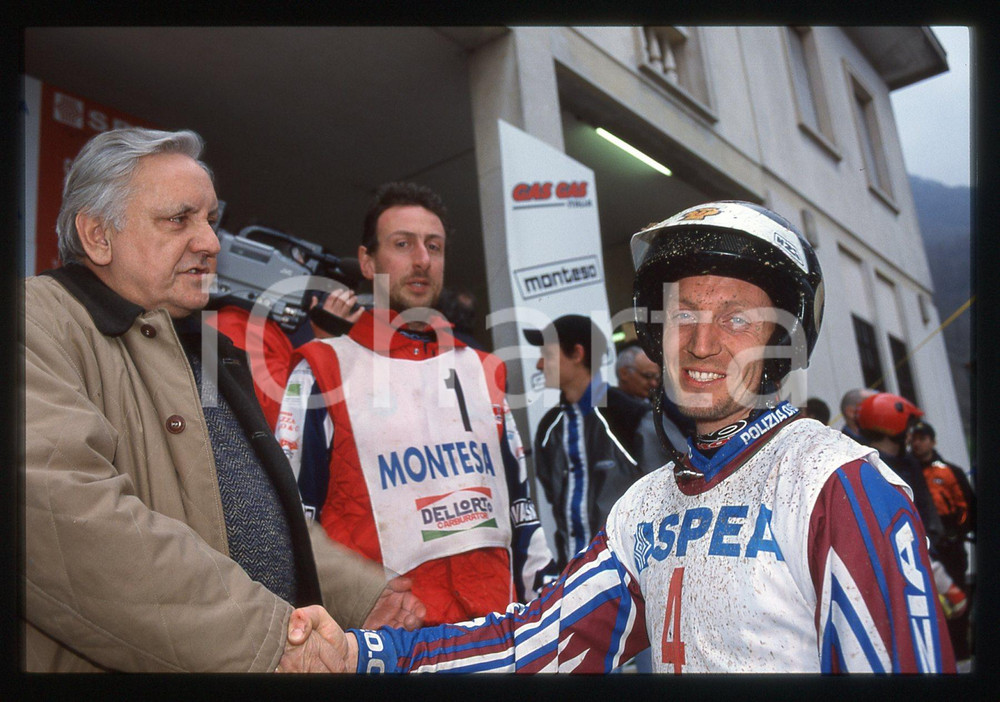 Campionato italiano TRIAL 2001 - SCHIO 2001 35 mm vintage slide 12 Diapositiva d'epoca, in formato 35 mm.CONDIZIONI: GOODE' severamente vietata la riproduzione. Tutti i diritti sono riservati.Nella diapositiva ICharta mette in vendita, sul negozio eBay e in esclusiva sul sito "icharta" il proprio archivio composto da numerose diapositive e negativi fotografici d'epoca, tutti originali e autentici, che attraversano la storia del costume italiano tra gli la fine degli anni Sessanta e Novanta.Si tratta di uno sguardo inedito sull'attualit&agrave;, la politica, la vita quotidiana, il gossip e la cultura, che fotografa il cambiamento della nazione in quest'ultimo scorcio del XX secolo. Un'occasione unica per il mercato del collezionismo, che vede finalmente disponibile un archivio eccezionale per vastit&agrave;, tematiche e condizioni, in un settore (il negativo fotografico e la diapositiva) di assoluta novit&agrave; e dalle interessanti prospettive di investimento.  GOOD/buono   originale e autentica 1