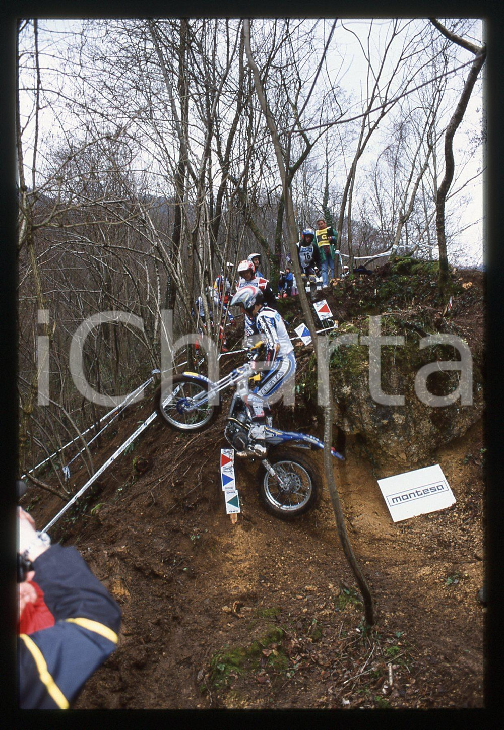 Campionato italiano TRIAL 2001 - SCHIO 2001 35 mm vintage slide 15 Diapositiva d'epoca, in formato 35 mm.CONDIZIONI: GOODE' severamente vietata la riproduzione. Tutti i diritti sono riservati.Nella diapositiva ICharta mette in vendita, sul negozio eBay e in esclusiva sul sito "icharta" il proprio archivio composto da numerose diapositive e negativi fotografici d'epoca, tutti originali e autentici, che attraversano la storia del costume italiano tra gli la fine degli anni Sessanta e Novanta.Si tratta di uno sguardo inedito sull'attualit&agrave;, la politica, la vita quotidiana, il gossip e la cultura, che fotografa il cambiamento della nazione in quest'ultimo scorcio del XX secolo. Un'occasione unica per il mercato del collezionismo, che vede finalmente disponibile un archivio eccezionale per vastit&agrave;, tematiche e condizioni, in un settore (il negativo fotografico e la diapositiva) di assoluta novit&agrave; e dalle interessanti prospettive di investimento.  GOOD/buono   originale e autentica 1