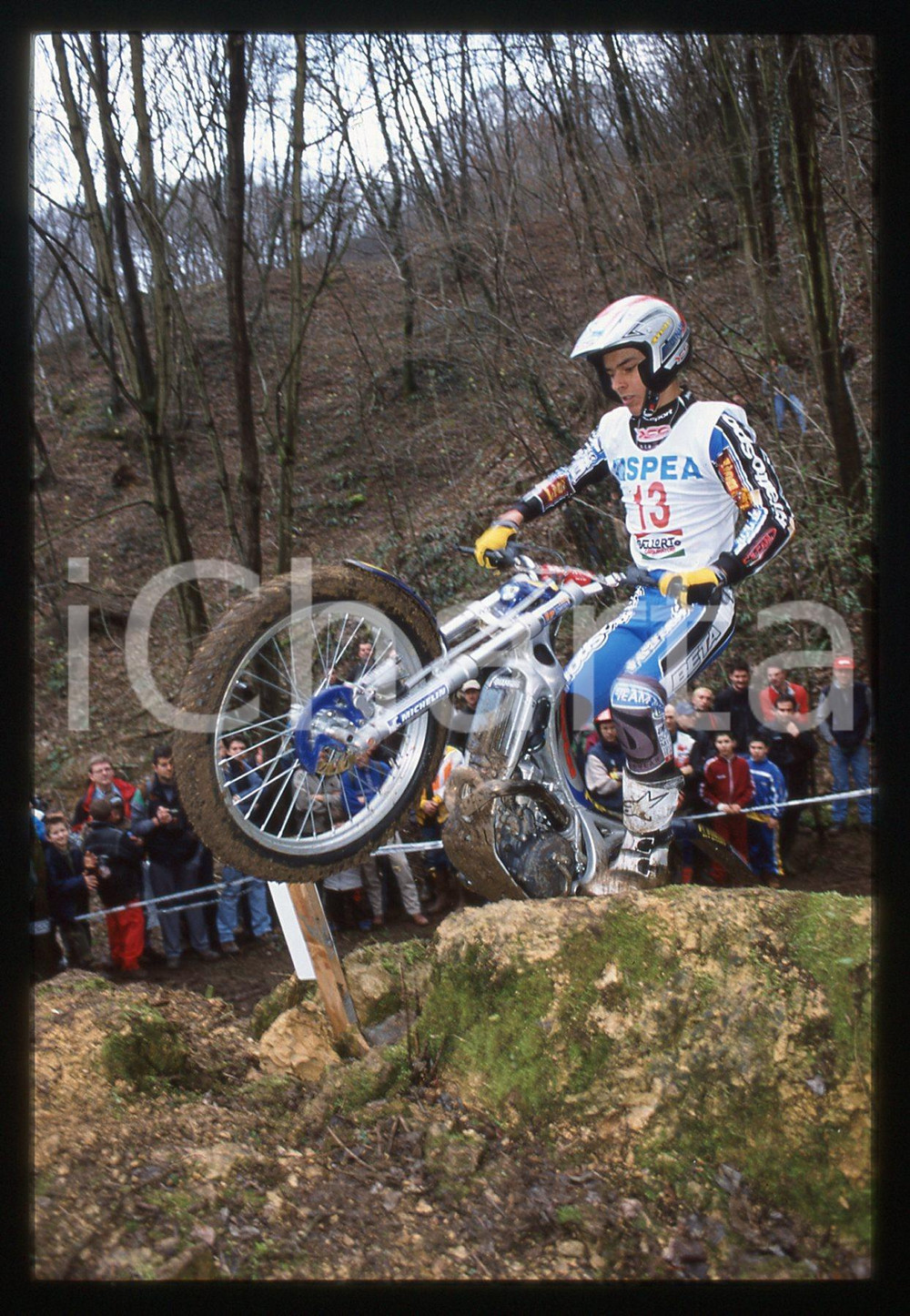 Campionato italiano TRIAL 2001 - SCHIO 2001 35 mm vintage slide 16 Diapositiva d'epoca, in formato 35 mm.CONDIZIONI: GOODE' severamente vietata la riproduzione. Tutti i diritti sono riservati.Nella diapositiva ICharta mette in vendita, sul negozio eBay e in esclusiva sul sito "icharta" il proprio archivio composto da numerose diapositive e negativi fotografici d'epoca, tutti originali e autentici, che attraversano la storia del costume italiano tra gli la fine degli anni Sessanta e Novanta.Si tratta di uno sguardo inedito sull'attualit&agrave;, la politica, la vita quotidiana, il gossip e la cultura, che fotografa il cambiamento della nazione in quest'ultimo scorcio del XX secolo. Un'occasione unica per il mercato del collezionismo, che vede finalmente disponibile un archivio eccezionale per vastit&agrave;, tematiche e condizioni, in un settore (il negativo fotografico e la diapositiva) di assoluta novit&agrave; e dalle interessanti prospettive di investimento.  GOOD/buono   originale e autentica 1