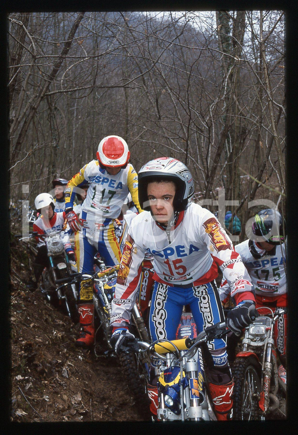 Campionato italiano TRIAL 2001 - SCHIO 2001 35 mm vintage slide 18 Diapositiva d'epoca, in formato 35 mm.CONDIZIONI: GOODE' severamente vietata la riproduzione. Tutti i diritti sono riservati.Nella diapositiva ICharta mette in vendita, sul negozio eBay e in esclusiva sul sito "icharta" il proprio archivio composto da numerose diapositive e negativi fotografici d'epoca, tutti originali e autentici, che attraversano la storia del costume italiano tra gli la fine degli anni Sessanta e Novanta.Si tratta di uno sguardo inedito sull'attualit&agrave;, la politica, la vita quotidiana, il gossip e la cultura, che fotografa il cambiamento della nazione in quest'ultimo scorcio del XX secolo. Un'occasione unica per il mercato del collezionismo, che vede finalmente disponibile un archivio eccezionale per vastit&agrave;, tematiche e condizioni, in un settore (il negativo fotografico e la diapositiva) di assoluta novit&agrave; e dalle interessanti prospettive di investimento.  GOOD/buono   originale e autentica 1