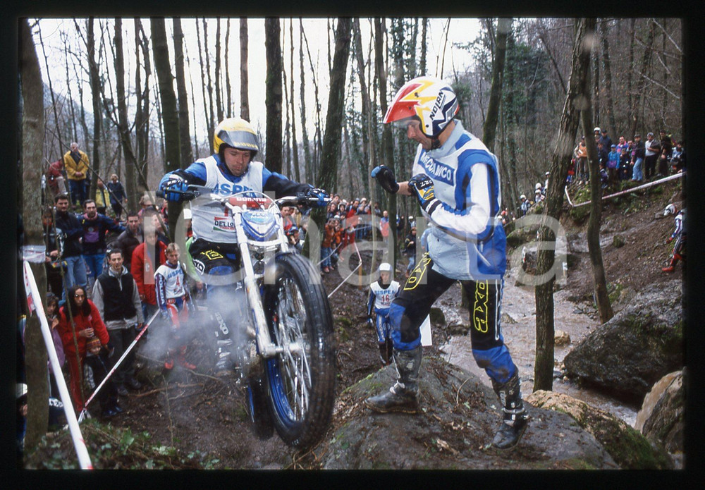 Campionato italiano TRIAL 2001 - SCHIO 2001 35 mm vintage slide 20 Diapositiva d'epoca, in formato 35 mm.CONDIZIONI: GOODE' severamente vietata la riproduzione. Tutti i diritti sono riservati.Nella diapositiva ICharta mette in vendita, sul negozio eBay e in esclusiva sul sito "icharta" il proprio archivio composto da numerose diapositive e negativi fotografici d'epoca, tutti originali e autentici, che attraversano la storia del costume italiano tra gli la fine degli anni Sessanta e Novanta.Si tratta di uno sguardo inedito sull'attualit&agrave;, la politica, la vita quotidiana, il gossip e la cultura, che fotografa il cambiamento della nazione in quest'ultimo scorcio del XX secolo. Un'occasione unica per il mercato del collezionismo, che vede finalmente disponibile un archivio eccezionale per vastit&agrave;, tematiche e condizioni, in un settore (il negativo fotografico e la diapositiva) di assoluta novit&agrave; e dalle interessanti prospettive di investimento.  GOOD/buono   originale e autentica 1