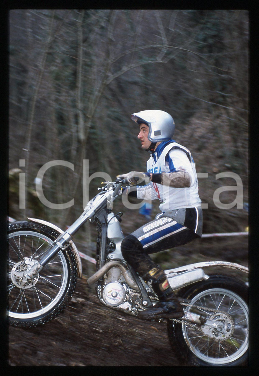 Campionato italiano TRIAL 2001 - SCHIO 2001 35 mm vintage slide 21 Diapositiva d'epoca, in formato 35 mm.CONDIZIONI: GOODE' severamente vietata la riproduzione. Tutti i diritti sono riservati.Nella diapositiva ICharta mette in vendita, sul negozio eBay e in esclusiva sul sito "icharta" il proprio archivio composto da numerose diapositive e negativi fotografici d'epoca, tutti originali e autentici, che attraversano la storia del costume italiano tra gli la fine degli anni Sessanta e Novanta.Si tratta di uno sguardo inedito sull'attualit&agrave;, la politica, la vita quotidiana, il gossip e la cultura, che fotografa il cambiamento della nazione in quest'ultimo scorcio del XX secolo. Un'occasione unica per il mercato del collezionismo, che vede finalmente disponibile un archivio eccezionale per vastit&agrave;, tematiche e condizioni, in un settore (il negativo fotografico e la diapositiva) di assoluta novit&agrave; e dalle interessanti prospettive di investimento.  GOOD/buono   originale e autentica 1