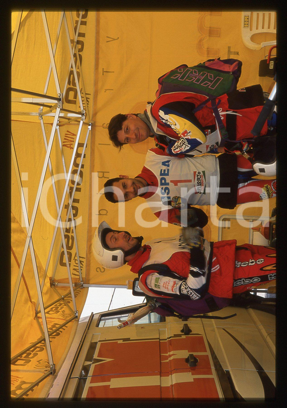 Campionato italiano TRIAL 2001 - SCHIO 2001 35 mm vintage slide 26 Diapositiva d'epoca, in formato 35 mm.CONDIZIONI: GOODE' severamente vietata la riproduzione. Tutti i diritti sono riservati.Nella diapositiva ICharta mette in vendita, sul negozio eBay e in esclusiva sul sito "icharta" il proprio archivio composto da numerose diapositive e negativi fotografici d'epoca, tutti originali e autentici, che attraversano la storia del costume italiano tra gli la fine degli anni Sessanta e Novanta.Si tratta di uno sguardo inedito sull'attualit&agrave;, la politica, la vita quotidiana, il gossip e la cultura, che fotografa il cambiamento della nazione in quest'ultimo scorcio del XX secolo. Un'occasione unica per il mercato del collezionismo, che vede finalmente disponibile un archivio eccezionale per vastit&agrave;, tematiche e condizioni, in un settore (il negativo fotografico e la diapositiva) di assoluta novit&agrave; e dalle interessanti prospettive di investimento.  GOOD/buono   originale e autentica 1