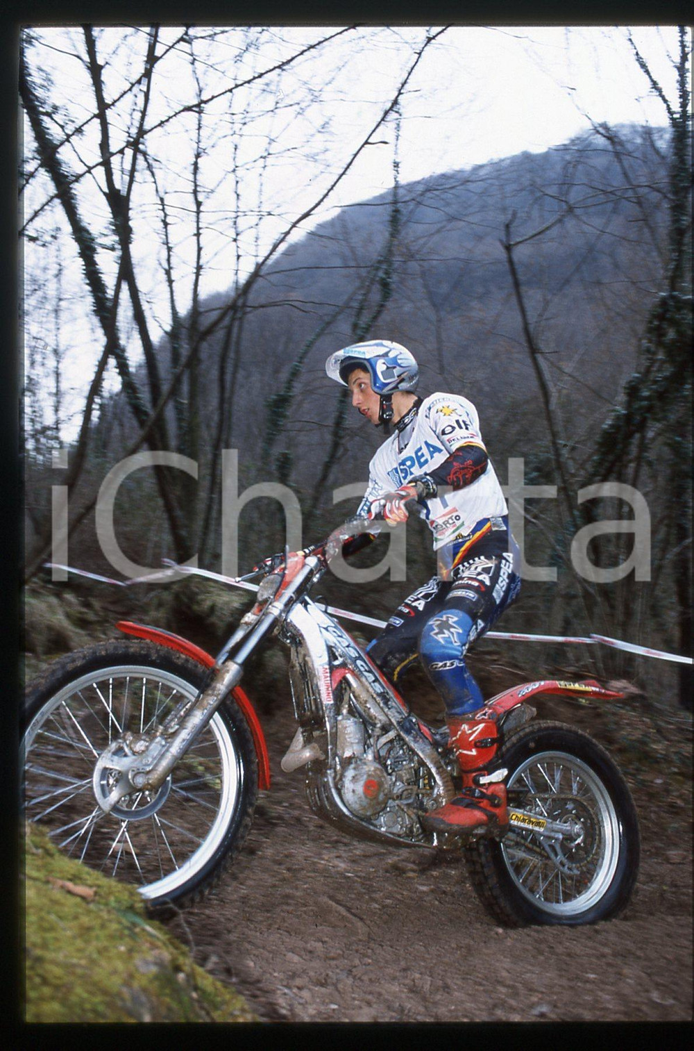 Campionato italiano TRIAL 2001 - SCHIO 2001 35 mm vintage slide 28 Diapositiva d'epoca, in formato 35 mm.CONDIZIONI: GOODE' severamente vietata la riproduzione. Tutti i diritti sono riservati.Nella diapositiva ICharta mette in vendita, sul negozio eBay e in esclusiva sul sito "icharta" il proprio archivio composto da numerose diapositive e negativi fotografici d'epoca, tutti originali e autentici, che attraversano la storia del costume italiano tra gli la fine degli anni Sessanta e Novanta.Si tratta di uno sguardo inedito sull'attualit&agrave;, la politica, la vita quotidiana, il gossip e la cultura, che fotografa il cambiamento della nazione in quest'ultimo scorcio del XX secolo. Un'occasione unica per il mercato del collezionismo, che vede finalmente disponibile un archivio eccezionale per vastit&agrave;, tematiche e condizioni, in un settore (il negativo fotografico e la diapositiva) di assoluta novit&agrave; e dalle interessanti prospettive di investimento.  GOOD/buono   originale e autentica 1