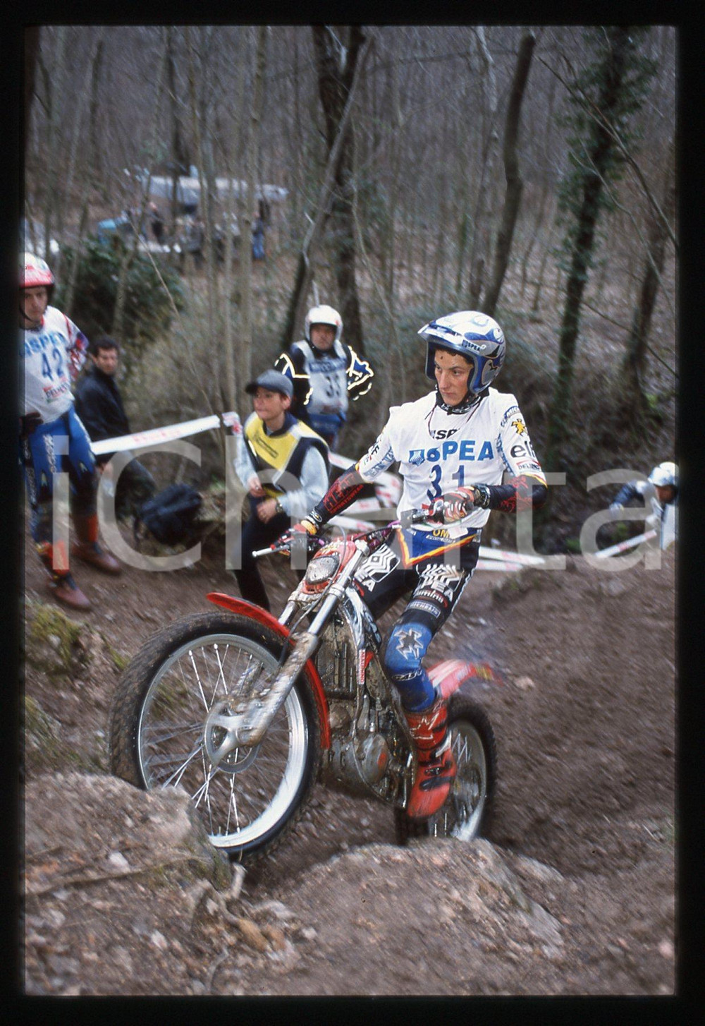 Campionato italiano TRIAL 2001 - SCHIO 2001 35 mm vintage slide 29 Diapositiva d'epoca, in formato 35 mm.CONDIZIONI: GOODE' severamente vietata la riproduzione. Tutti i diritti sono riservati.Nella diapositiva ICharta mette in vendita, sul negozio eBay e in esclusiva sul sito "icharta" il proprio archivio composto da numerose diapositive e negativi fotografici d'epoca, tutti originali e autentici, che attraversano la storia del costume italiano tra gli la fine degli anni Sessanta e Novanta.Si tratta di uno sguardo inedito sull'attualit&agrave;, la politica, la vita quotidiana, il gossip e la cultura, che fotografa il cambiamento della nazione in quest'ultimo scorcio del XX secolo. Un'occasione unica per il mercato del collezionismo, che vede finalmente disponibile un archivio eccezionale per vastit&agrave;, tematiche e condizioni, in un settore (il negativo fotografico e la diapositiva) di assoluta novit&agrave; e dalle interessanti prospettive di investimento.  GOOD/buono   originale e autentica 1