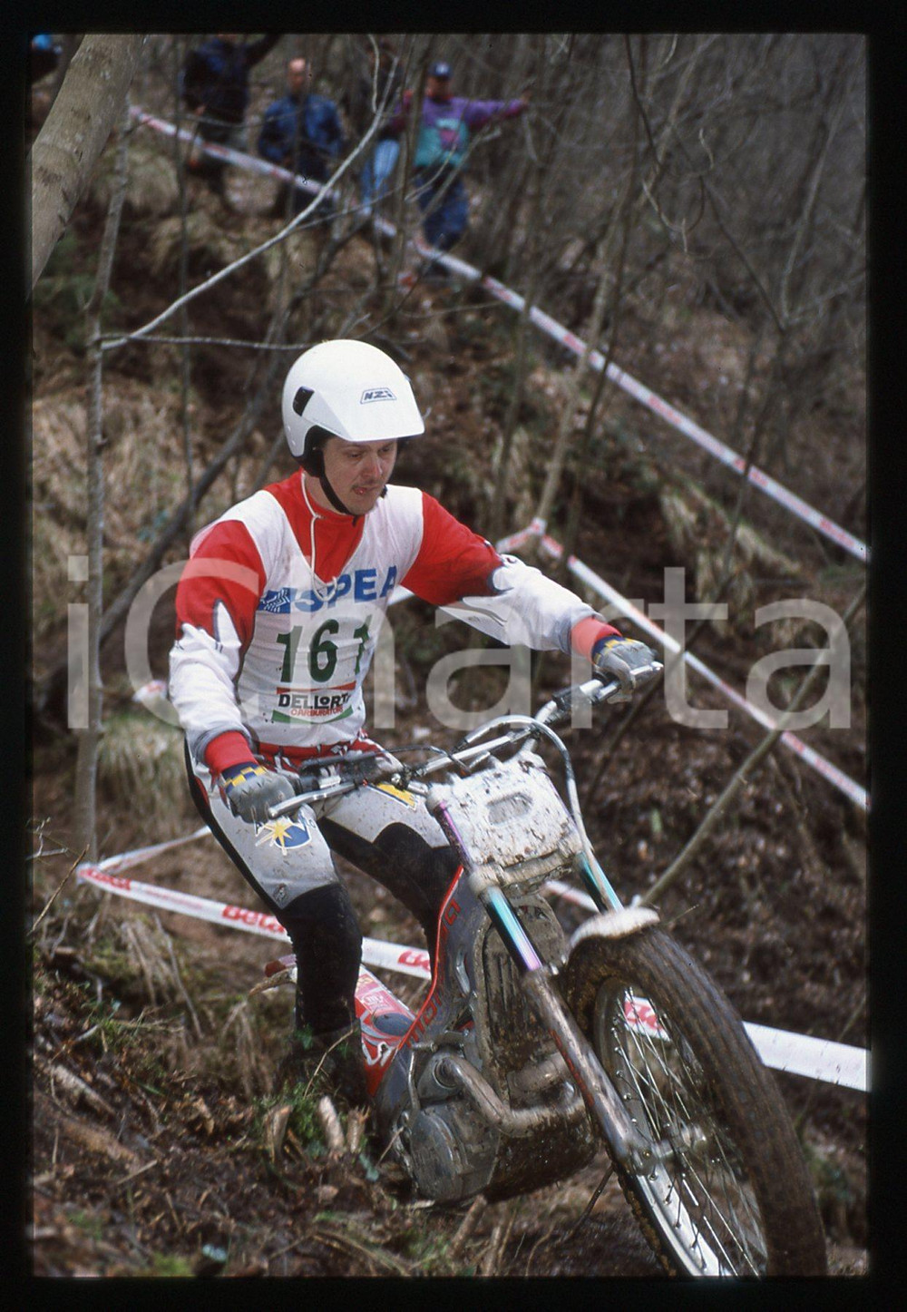 Campionato italiano TRIAL 2001 - SCHIO 2001 35 mm vintage slide 31 Diapositiva d'epoca, in formato 35 mm.CONDIZIONI: GOODE' severamente vietata la riproduzione. Tutti i diritti sono riservati.Nella diapositiva ICharta mette in vendita, sul negozio eBay e in esclusiva sul sito "icharta" il proprio archivio composto da numerose diapositive e negativi fotografici d'epoca, tutti originali e autentici, che attraversano la storia del costume italiano tra gli la fine degli anni Sessanta e Novanta.Si tratta di uno sguardo inedito sull'attualit&agrave;, la politica, la vita quotidiana, il gossip e la cultura, che fotografa il cambiamento della nazione in quest'ultimo scorcio del XX secolo. Un'occasione unica per il mercato del collezionismo, che vede finalmente disponibile un archivio eccezionale per vastit&agrave;, tematiche e condizioni, in un settore (il negativo fotografico e la diapositiva) di assoluta novit&agrave; e dalle interessanti prospettive di investimento.  GOOD/buono   originale e autentica 1