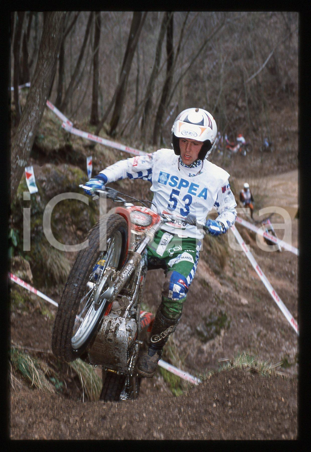 Campionato italiano TRIAL 2001 - SCHIO 2001 35 mm vintage slide 33 Diapositiva d'epoca, in formato 35 mm.CONDIZIONI: GOODE' severamente vietata la riproduzione. Tutti i diritti sono riservati.Nella diapositiva ICharta mette in vendita, sul negozio eBay e in esclusiva sul sito "icharta" il proprio archivio composto da numerose diapositive e negativi fotografici d'epoca, tutti originali e autentici, che attraversano la storia del costume italiano tra gli la fine degli anni Sessanta e Novanta.Si tratta di uno sguardo inedito sull'attualit&agrave;, la politica, la vita quotidiana, il gossip e la cultura, che fotografa il cambiamento della nazione in quest'ultimo scorcio del XX secolo. Un'occasione unica per il mercato del collezionismo, che vede finalmente disponibile un archivio eccezionale per vastit&agrave;, tematiche e condizioni, in un settore (il negativo fotografico e la diapositiva) di assoluta novit&agrave; e dalle interessanti prospettive di investimento.  GOOD/buono   originale e autentica 1