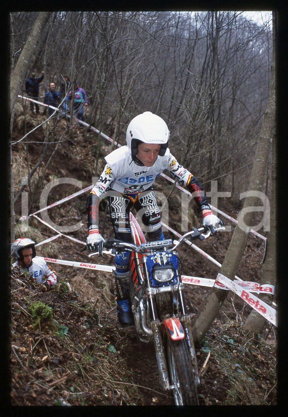 Campionato italiano TRIAL 2001 - SCHIO 2001 35 mm vintage slide 35 Diapositiva d'epoca, in formato 35 mm.CONDIZIONI: GOODE' severamente vietata la riproduzione. Tutti i diritti sono riservati.Nella diapositiva ICharta mette in vendita, sul negozio eBay e in esclusiva sul sito "icharta" il proprio archivio composto da numerose diapositive e negativi fotografici d'epoca, tutti originali e autentici, che attraversano la storia del costume italiano tra gli la fine degli anni Sessanta e Novanta.Si tratta di uno sguardo inedito sull'attualit&agrave;, la politica, la vita quotidiana, il gossip e la cultura, che fotografa il cambiamento della nazione in quest'ultimo scorcio del XX secolo. Un'occasione unica per il mercato del collezionismo, che vede finalmente disponibile un archivio eccezionale per vastit&agrave;, tematiche e condizioni, in un settore (il negativo fotografico e la diapositiva) di assoluta novit&agrave; e dalle interessanti prospettive di investimento.  GOOD/buono   originale e autentica 1